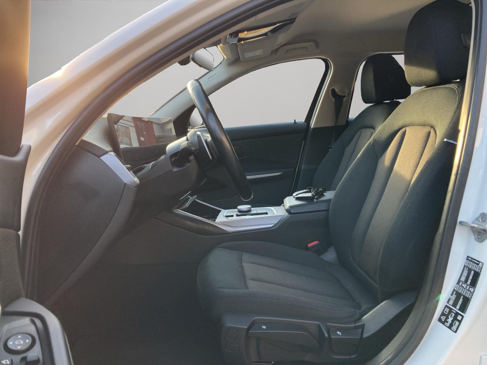 BMW 320d xDrive Touring-image-8