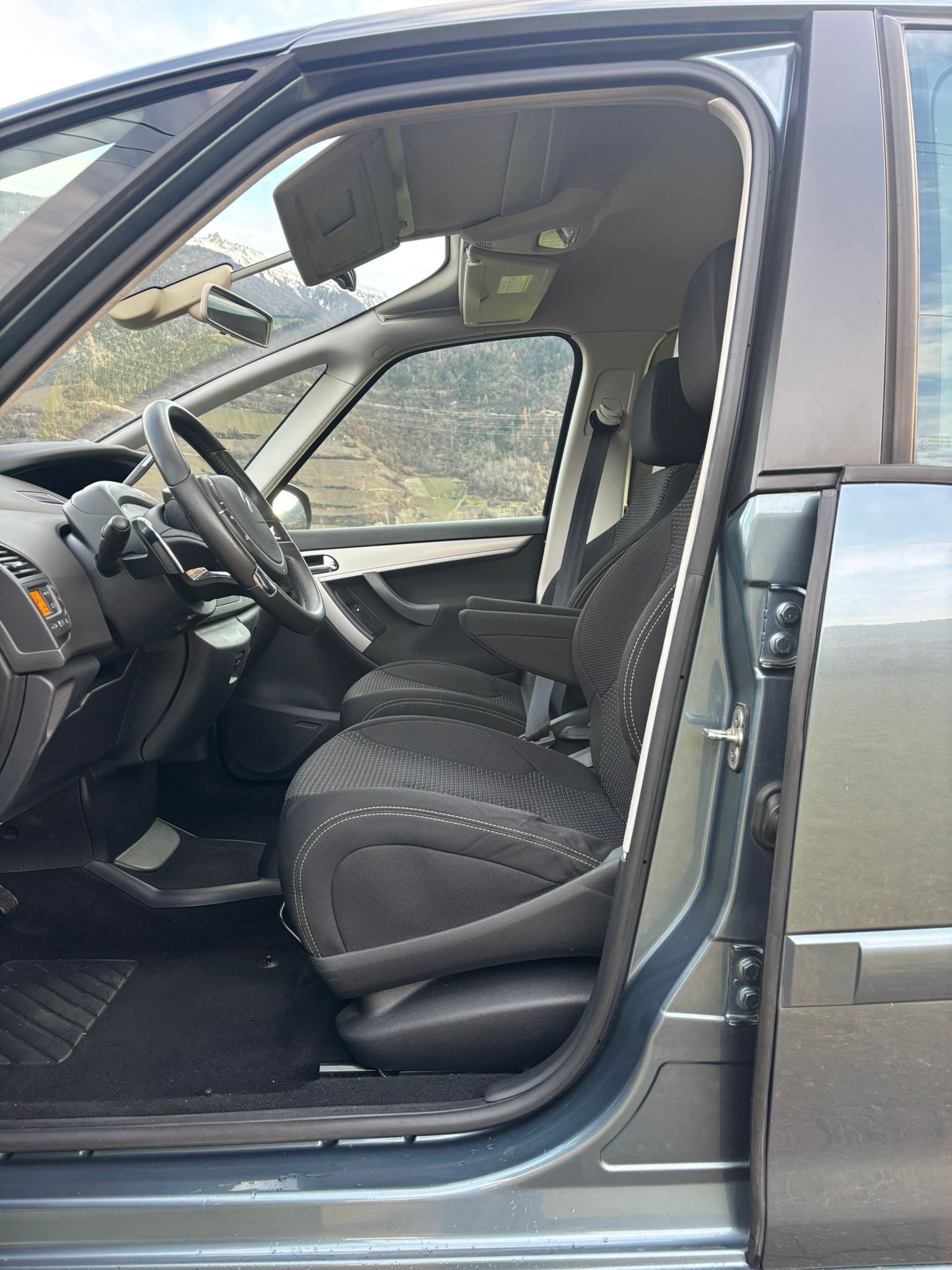 CITROEN C4 Picasso 1.6 HDI 16V Swiss Style EGS6-image-9