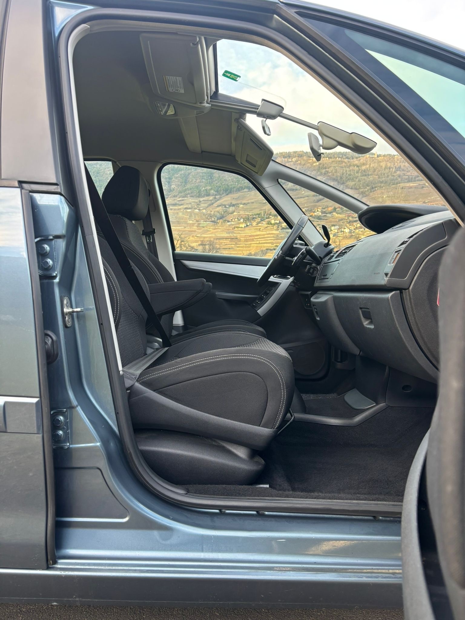CITROEN C4 Picasso 1.6 HDI 16V Swiss Style EGS6-image-12
