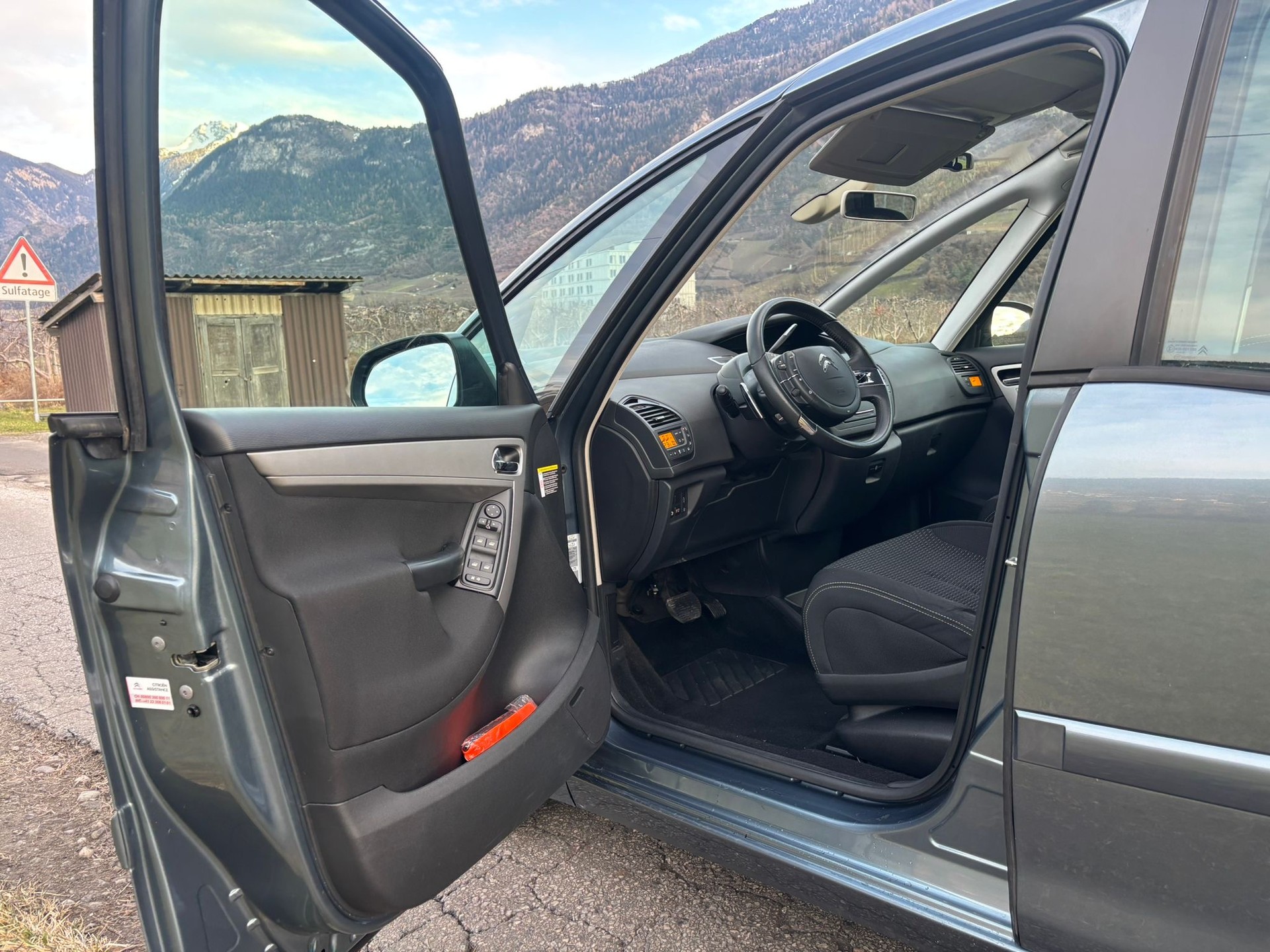 CITROEN C4 Picasso 1.6 HDI 16V Swiss Style EGS6-image-8