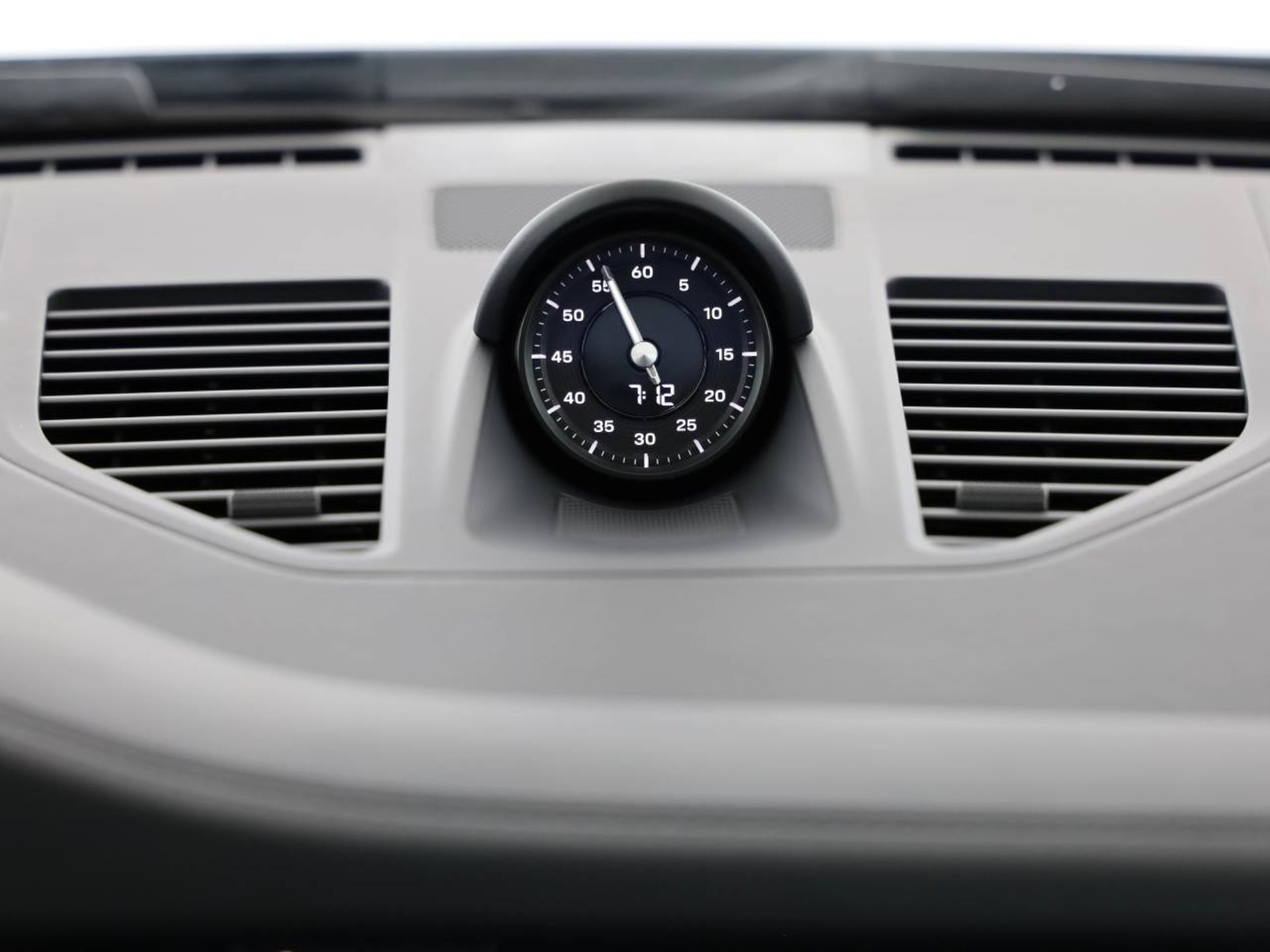 PORSCHE 911 Carrera 4S-image-11