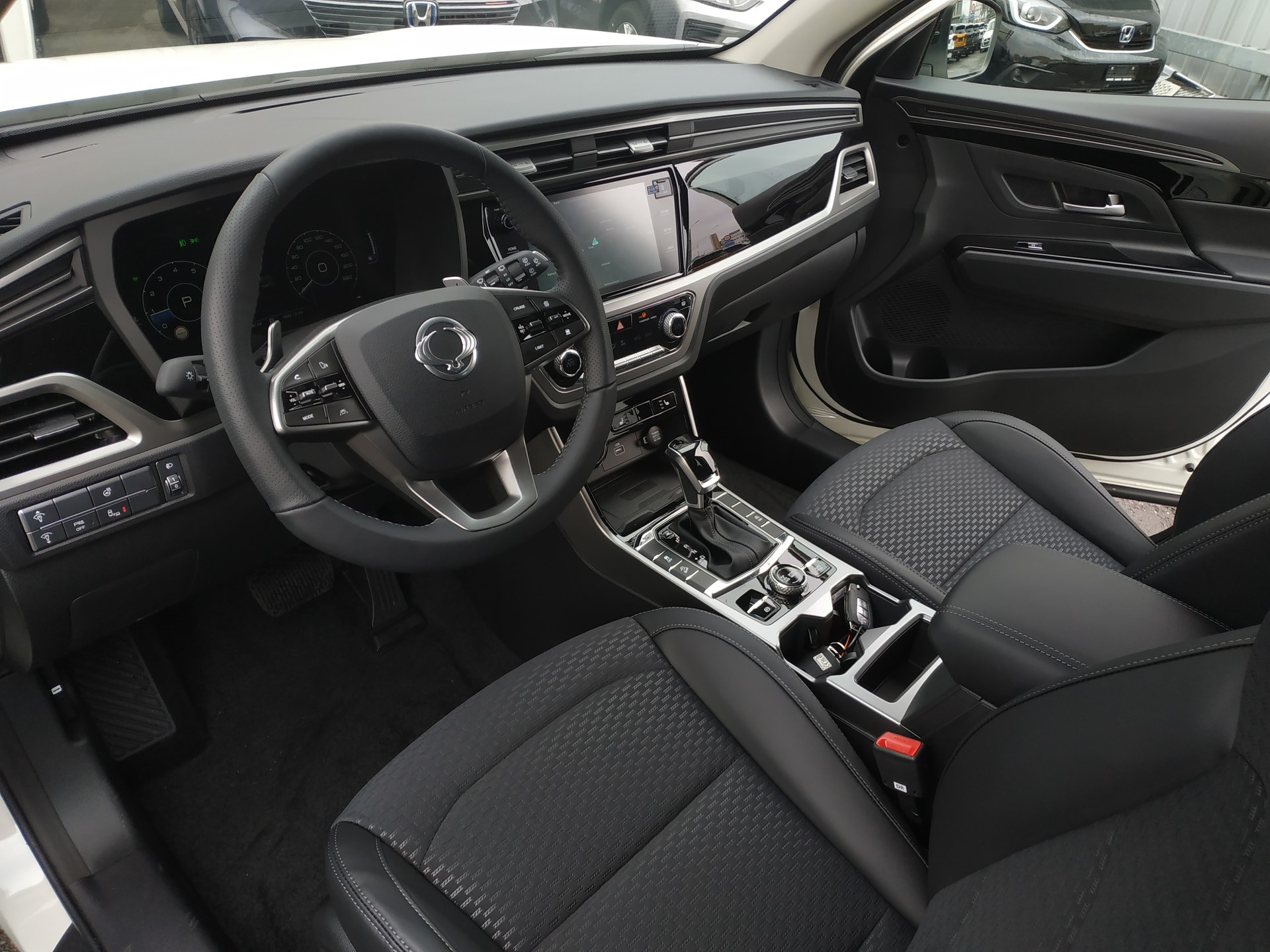 KGM-SsangYong Korando 1.5 T GDI Steel 4WD Automat Bicolor-image-9