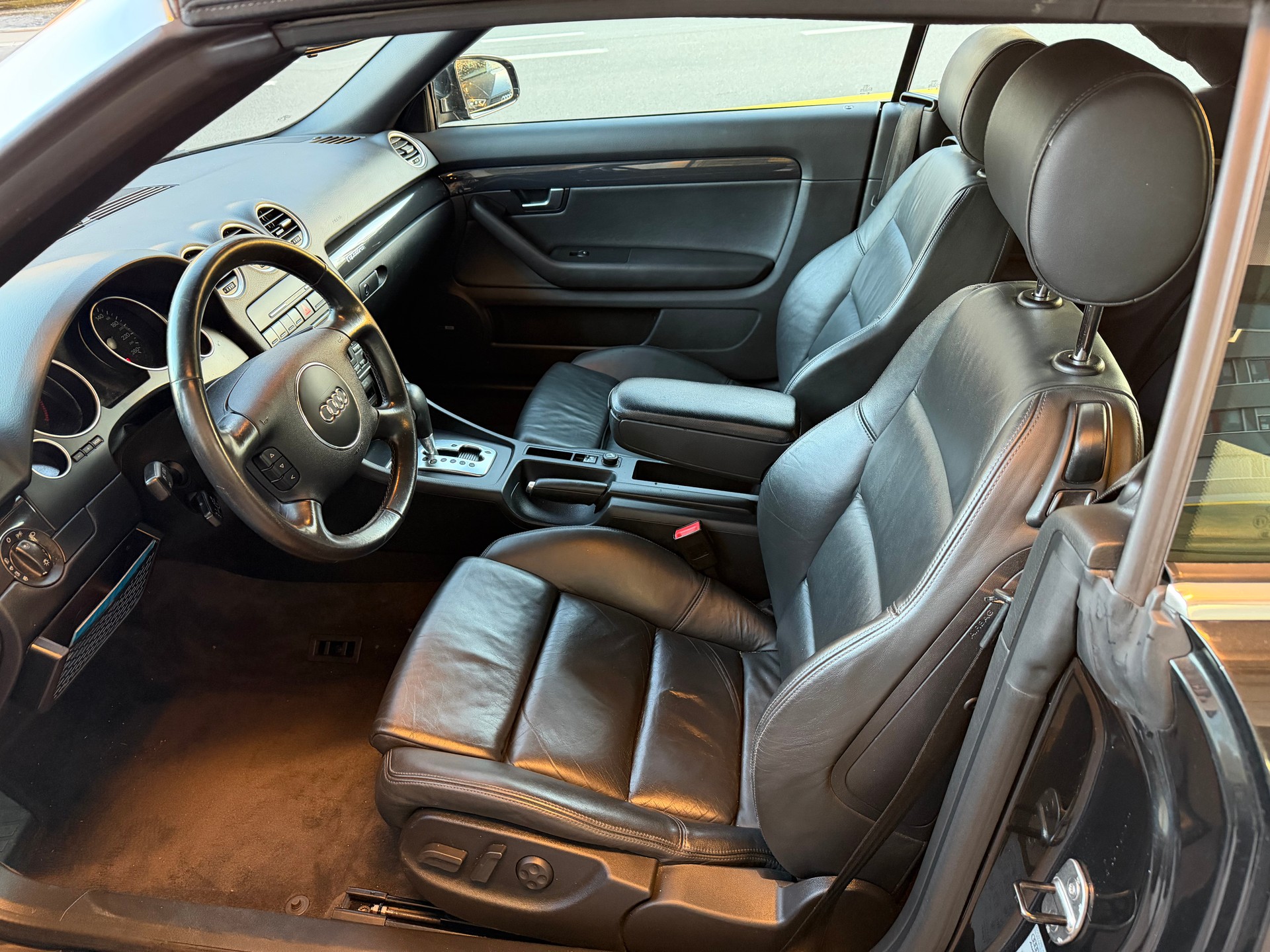 AUDI A4 Cabriolet 3.0 quattro-image-8
