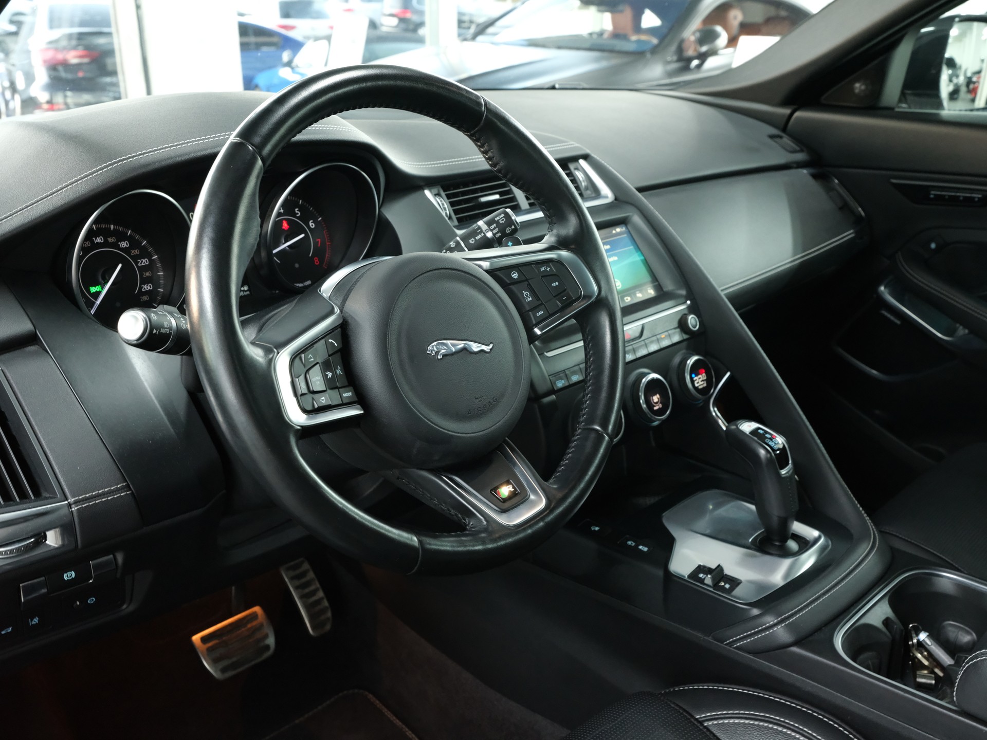 JAGUAR E-Pace 2.0 P250 R-Dynamic SE AWD Automatik-image-11