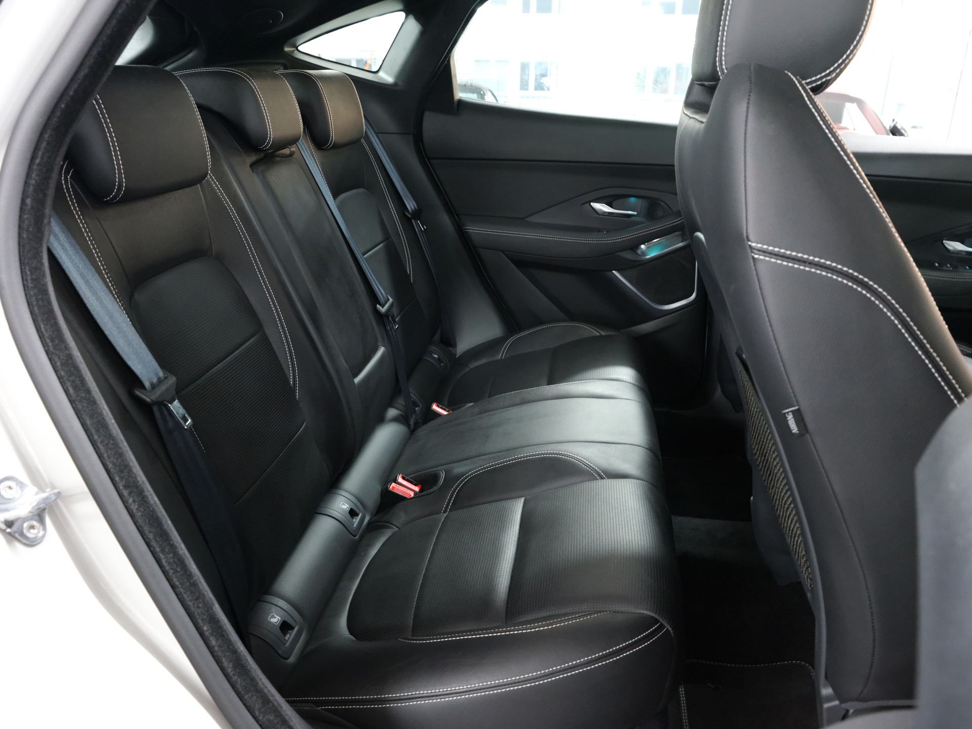 JAGUAR E-Pace 2.0 P250 R-Dynamic SE AWD Automatik-image-17