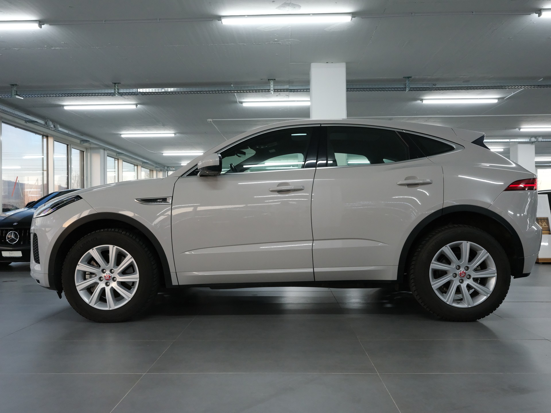 JAGUAR E-Pace 2.0 P250 R-Dynamic SE AWD Automatik-image-5