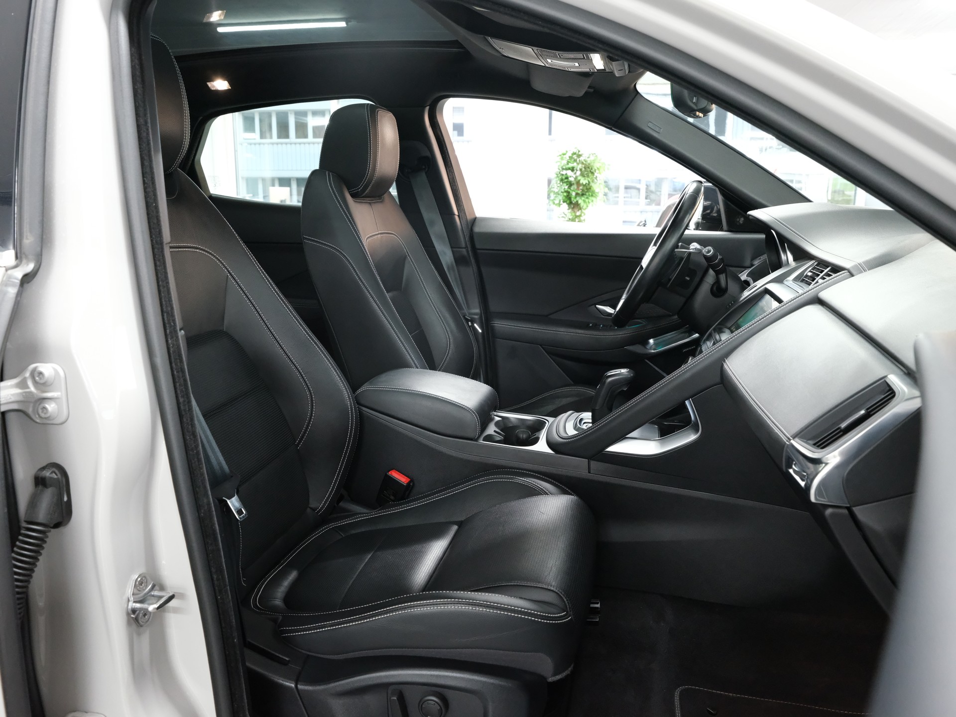 JAGUAR E-Pace 2.0 P250 R-Dynamic SE AWD Automatik-image-21