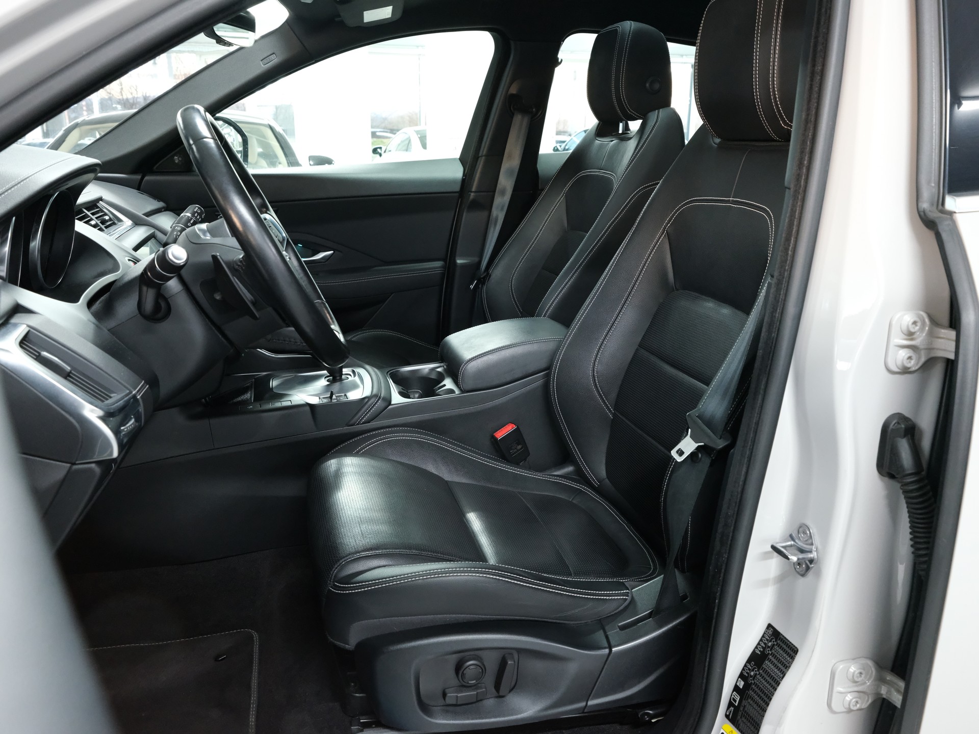 JAGUAR E-Pace 2.0 P250 R-Dynamic SE AWD Automatik-image-12