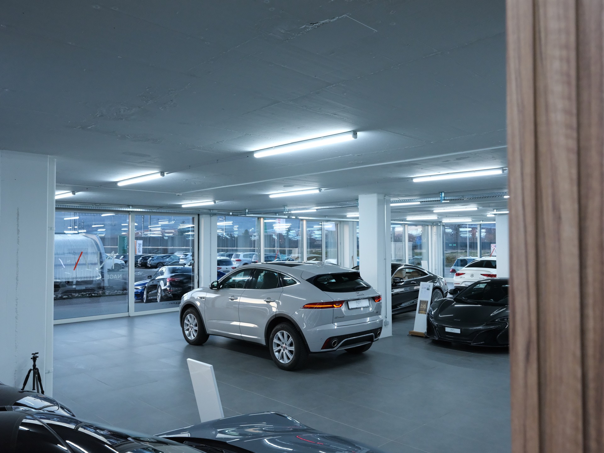 JAGUAR E-Pace 2.0 P250 R-Dynamic SE AWD Automatik-image-10