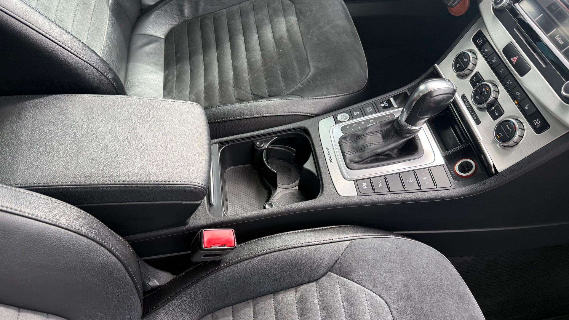 VW Passat Variant 2.0 TDI BMT Highline 4MDSG-image-8