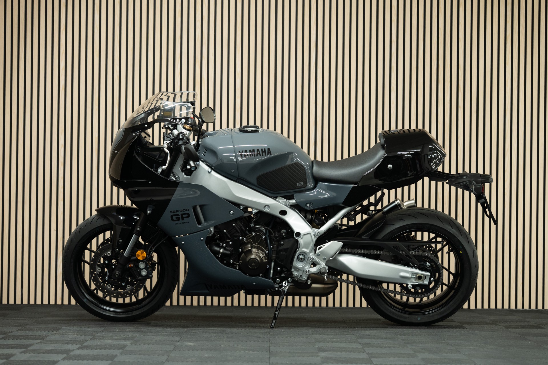 YAMAHA XSR 900 GP mit Akrapovic Komplettanlage-showroom-element-1