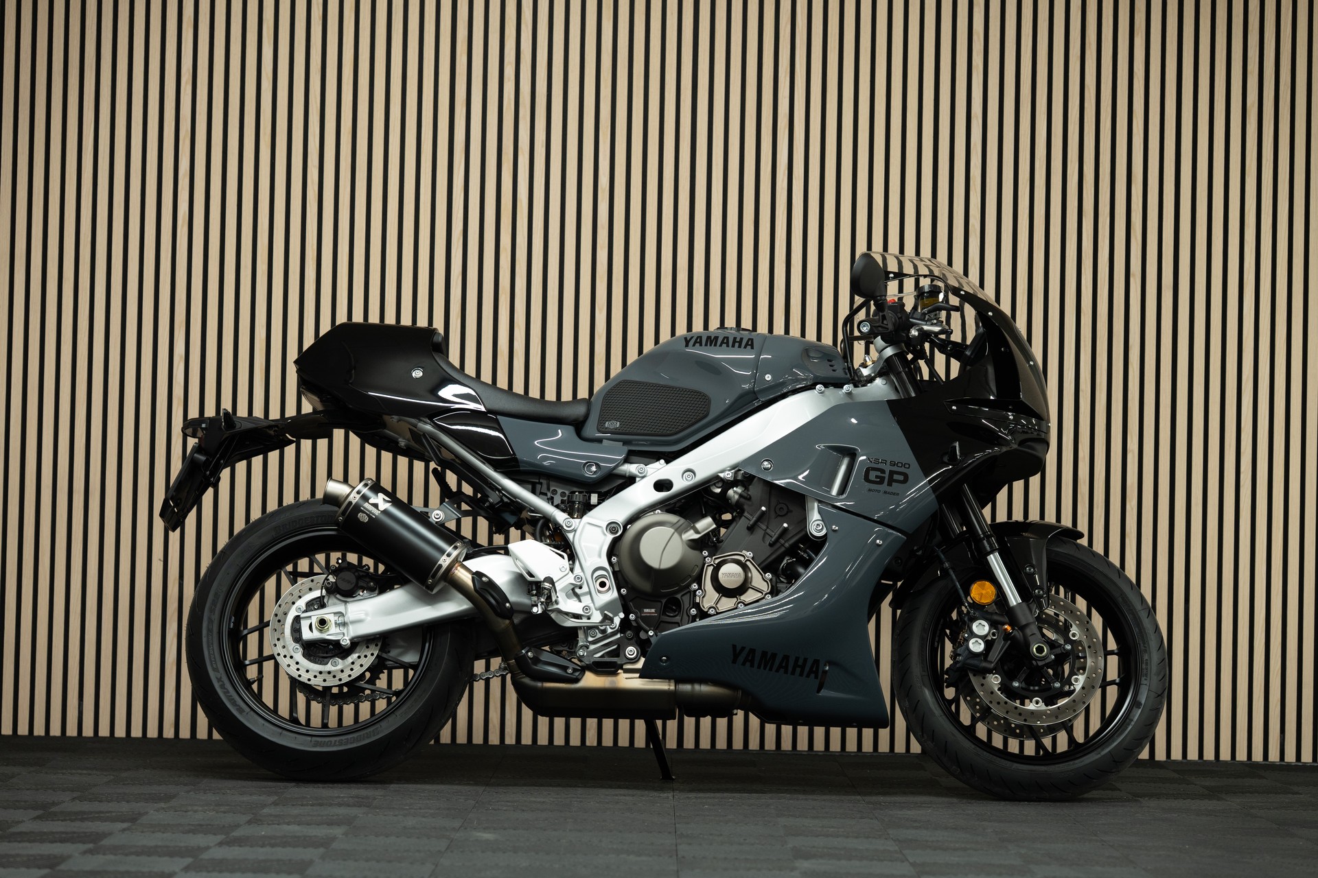YAMAHA XSR 900 GP mit Akrapovic Komplettanlage