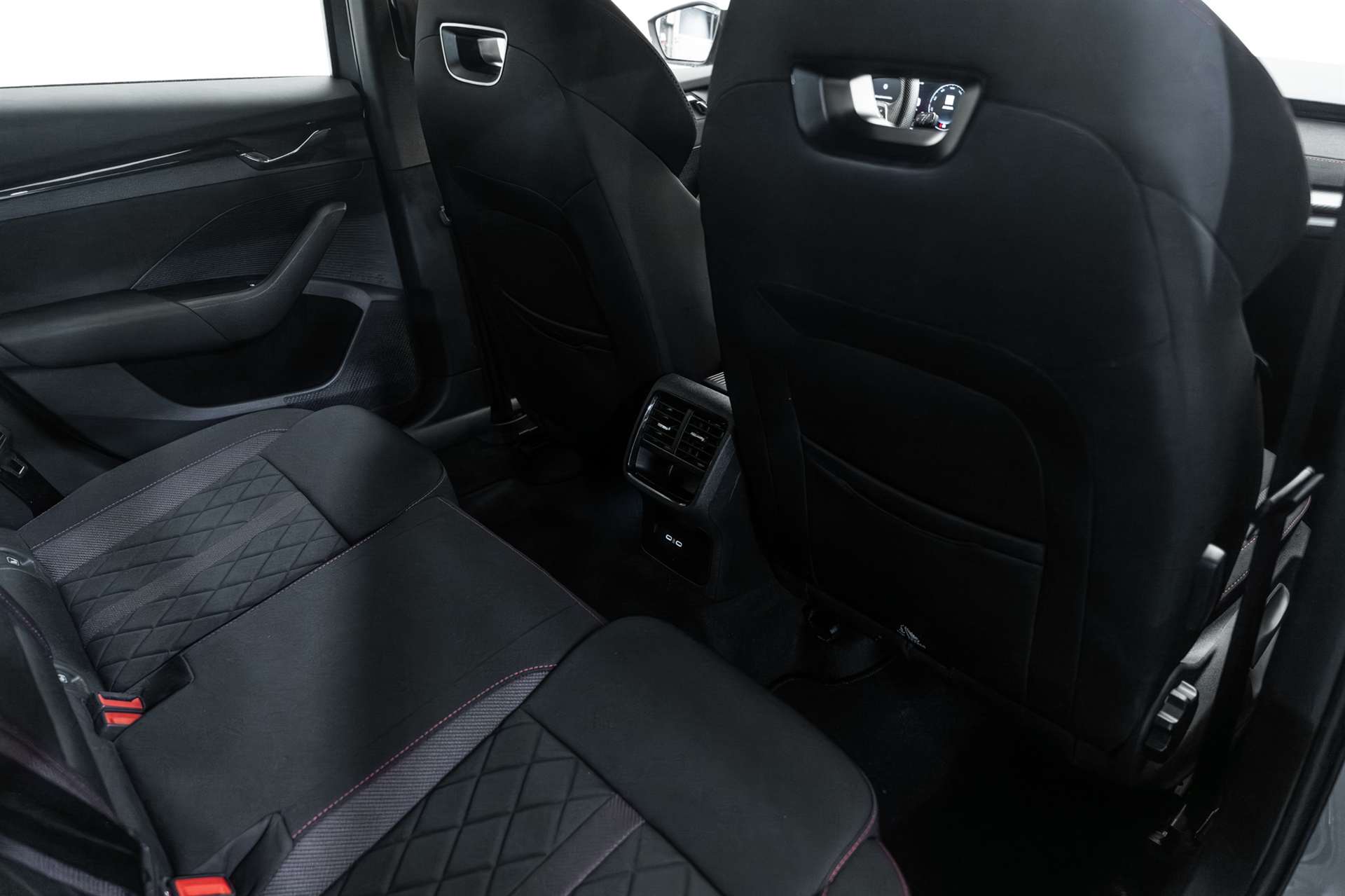 SKODA Octavia Combi 2.0 TDI DSG RS 200PS-image-13