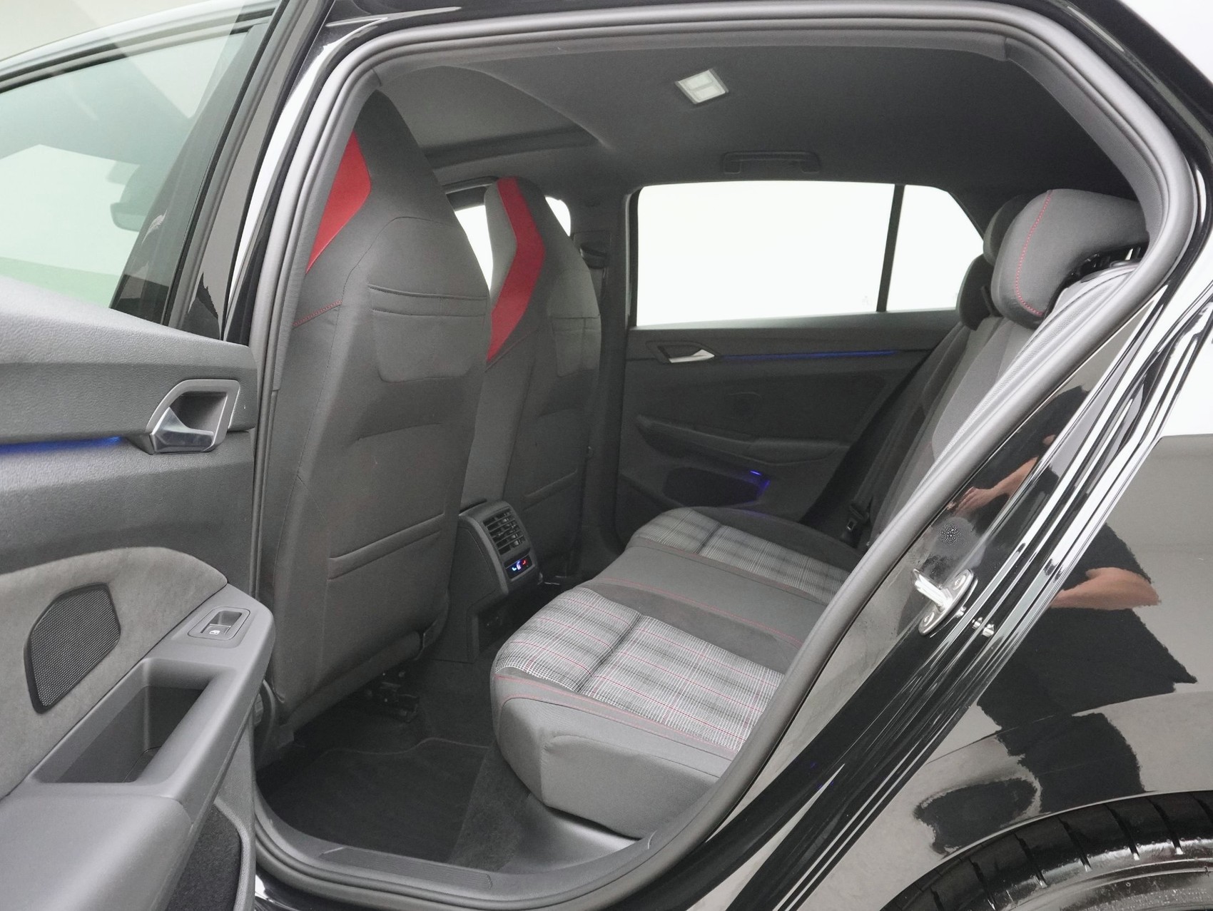 VW Golf 8.5 2.0 TSI DSG GTI Black Style (2025) ** Anhängerkupplung / Harman/Kardon / Panoramadach**-image-12