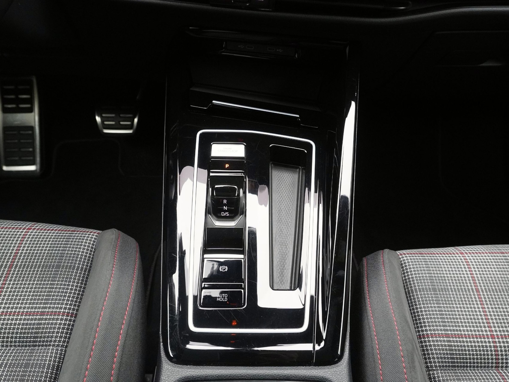 VW Golf 8.5 2.0 TSI DSG GTI Black Style (2025) ** Anhängerkupplung / Harman/Kardon / Panoramadach**-image-15