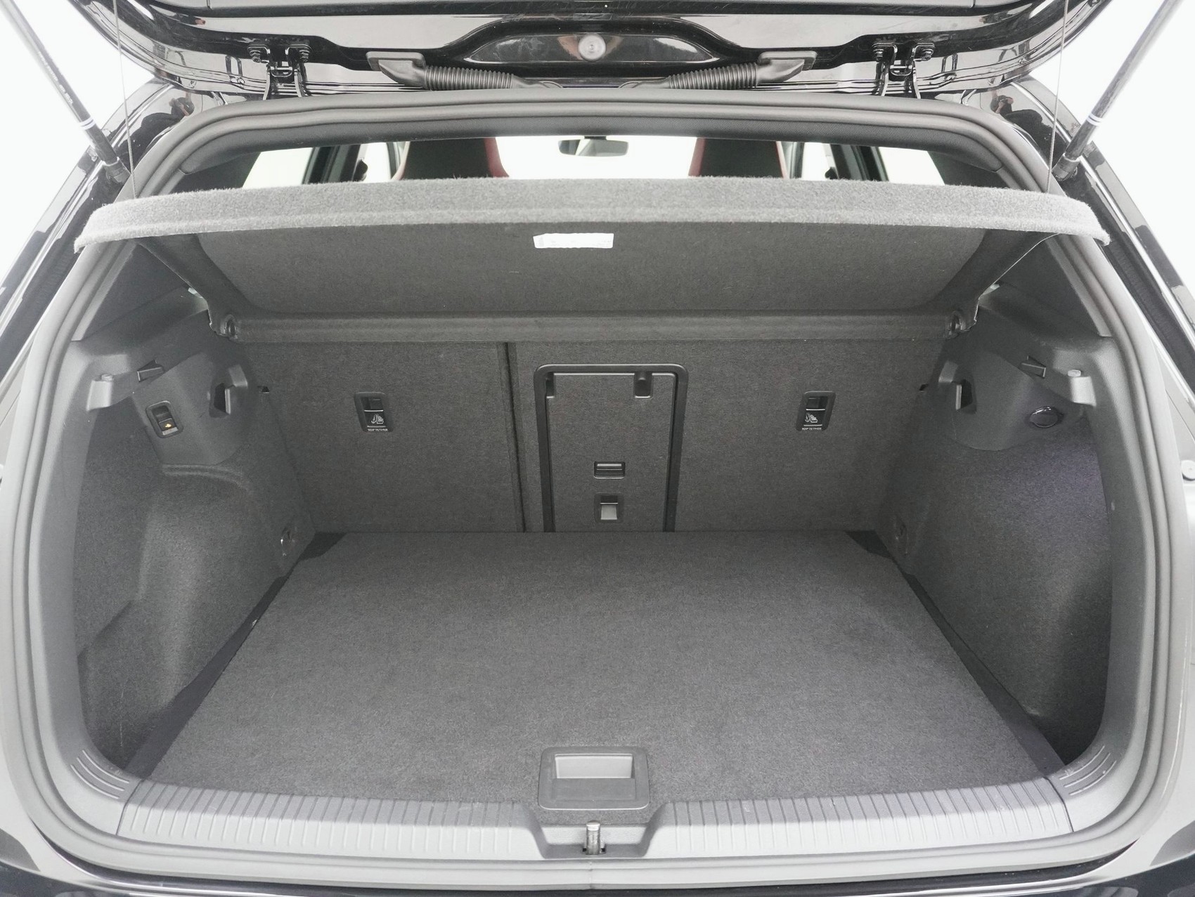 VW Golf 8.5 2.0 TSI DSG GTI Black Style (2025) ** Anhängerkupplung / Harman/Kardon / Panoramadach**-image-13