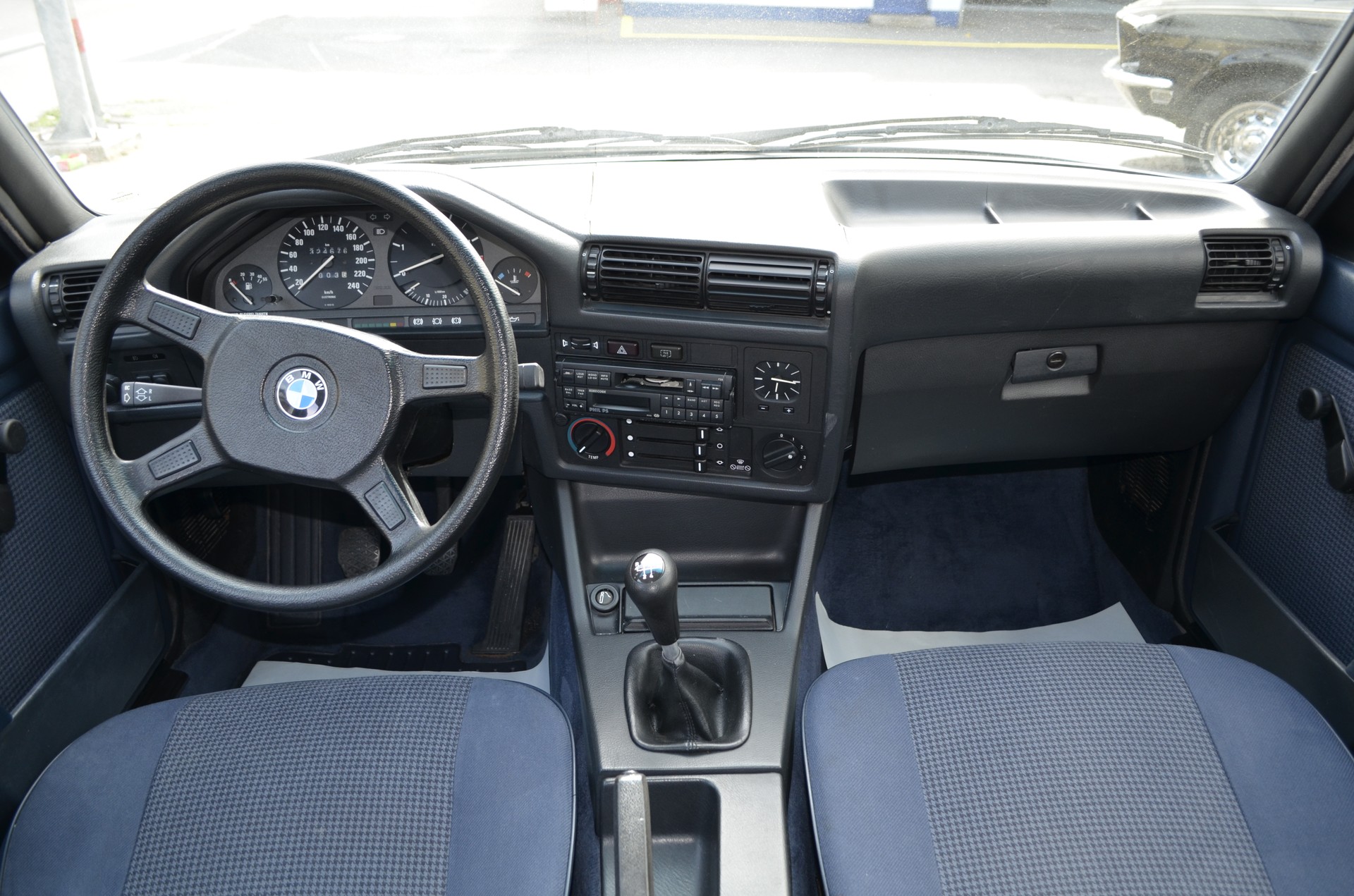 BMW 325e-image-6