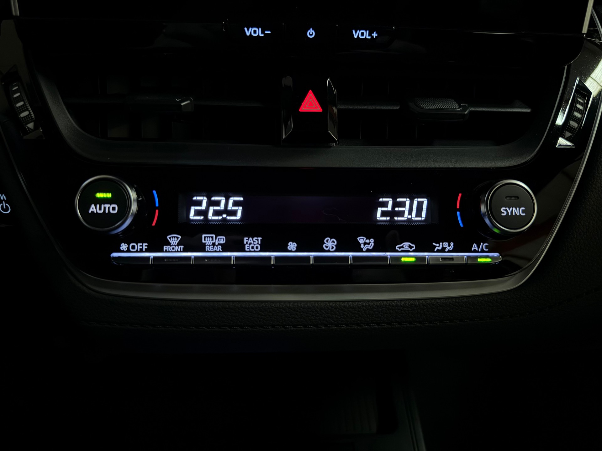 TOYOTA Corolla Cross 1.8 Comfort e-CVT-image-23