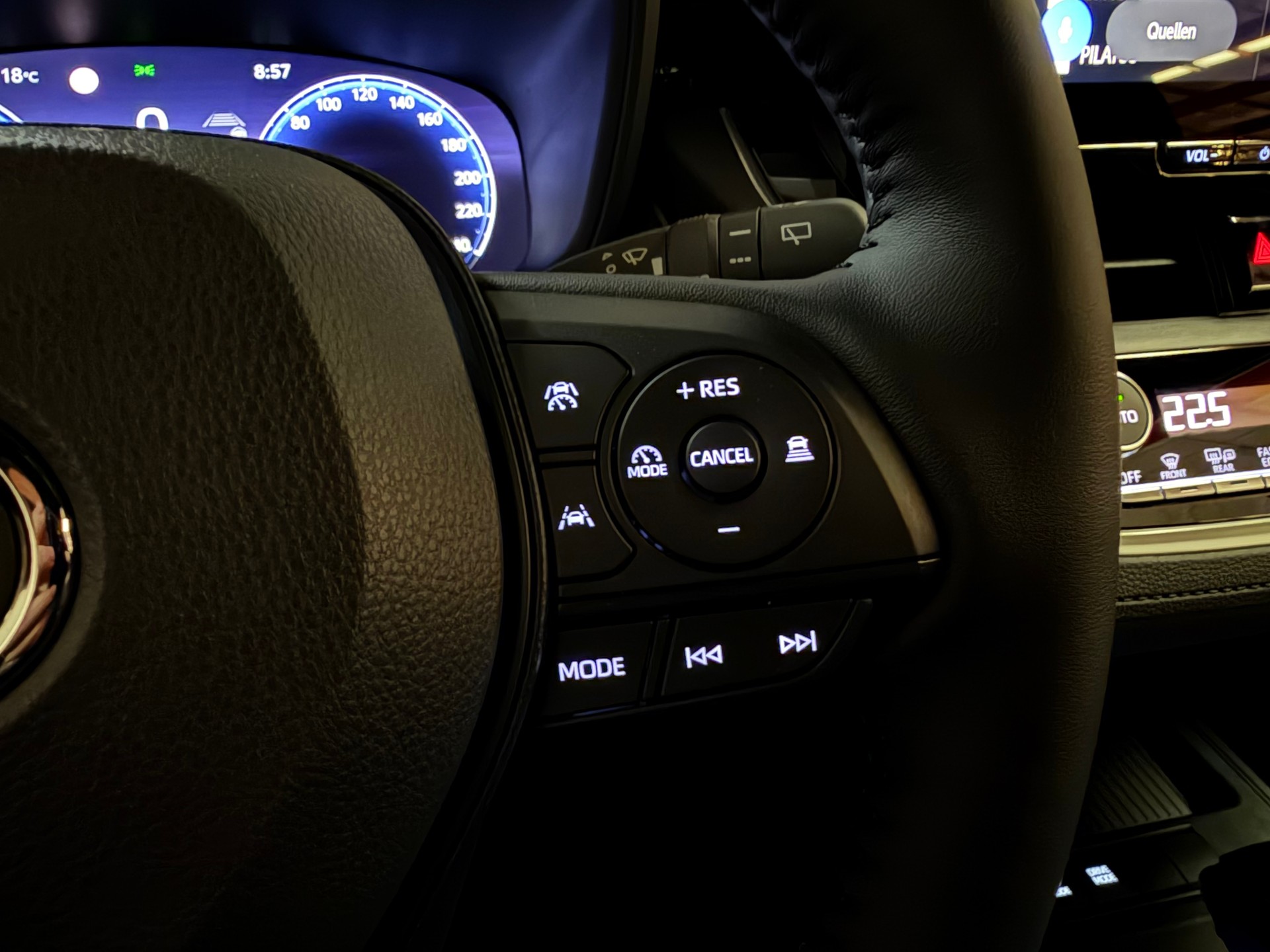 TOYOTA Corolla Cross 1.8 Comfort e-CVT-image-29