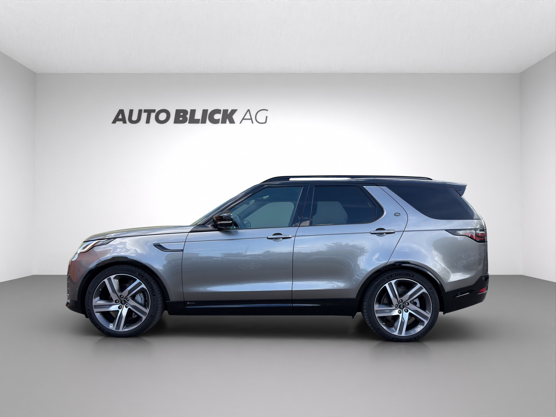 LAND ROVER Discovery 3.0D I6 300 R-Dynamic HSE AWD Automatic-image-4