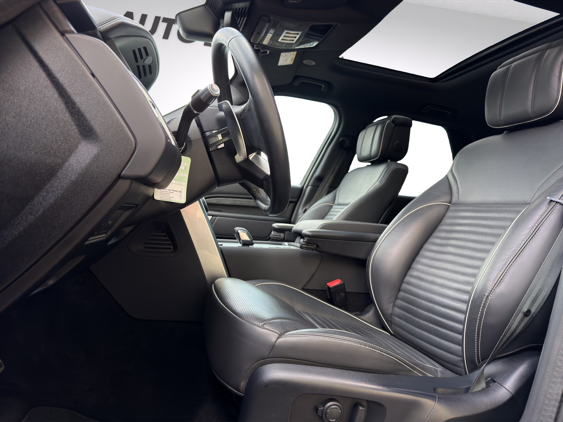 LAND ROVER Discovery 3.0D I6 300 R-Dynamic HSE AWD Automatic-image-9