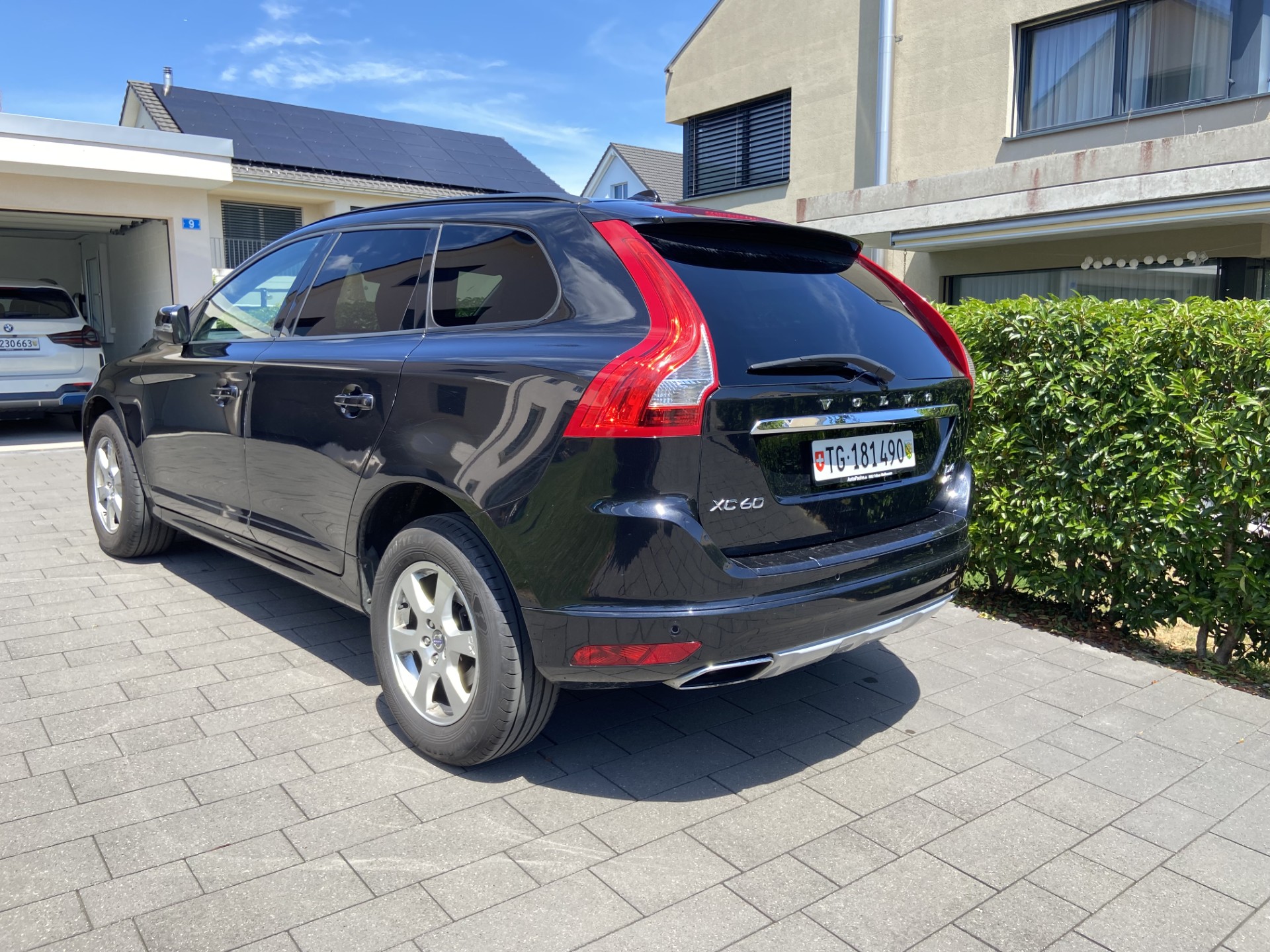 VOLVO Volvo XC60 2.4 D4 Kine. R-Design AWD S/S-image-2