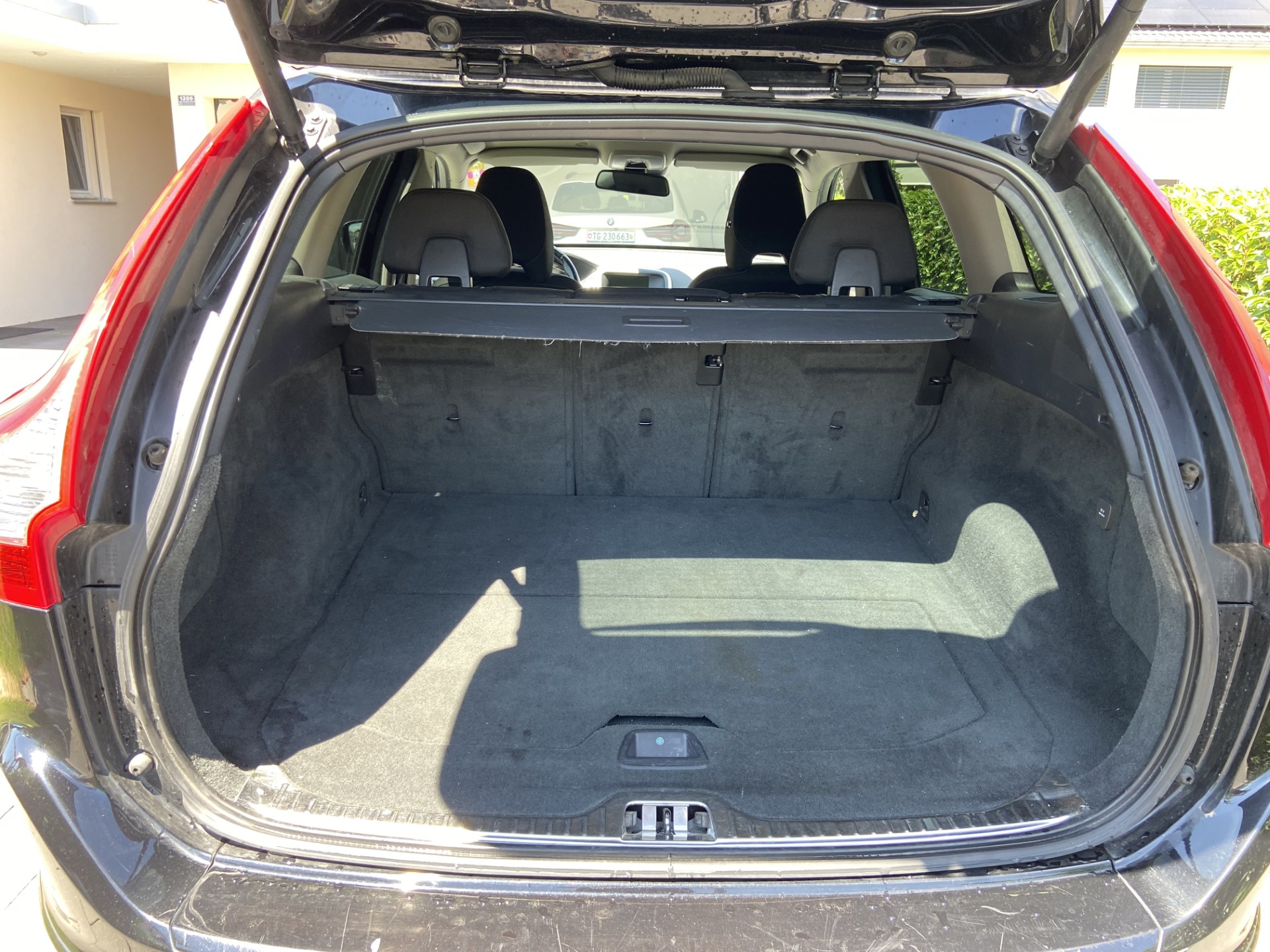 VOLVO Volvo XC60 2.4 D4 Kine. R-Design AWD S/S-image-5