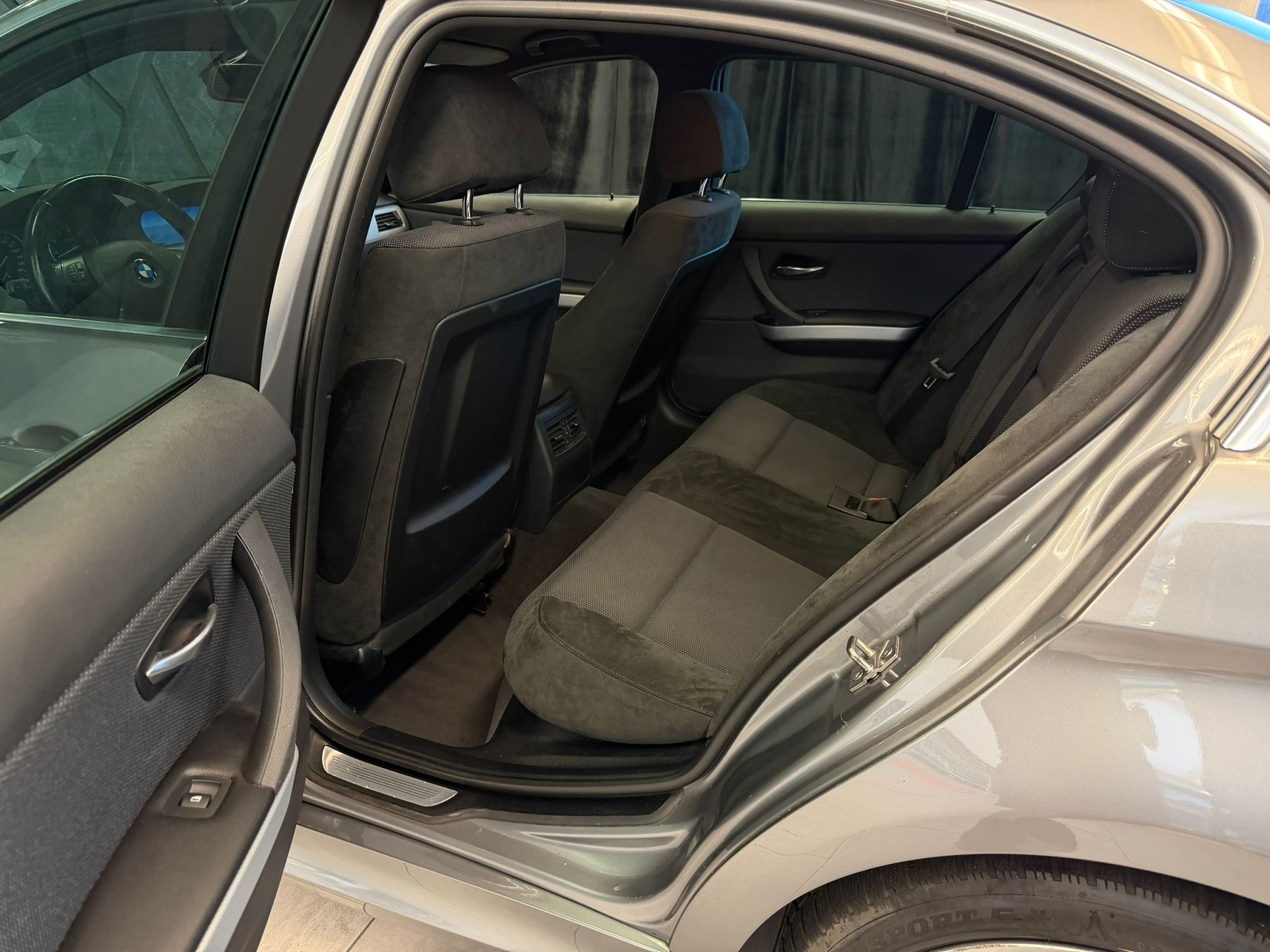 BMW 325i x-Drive Steptronic-image-12