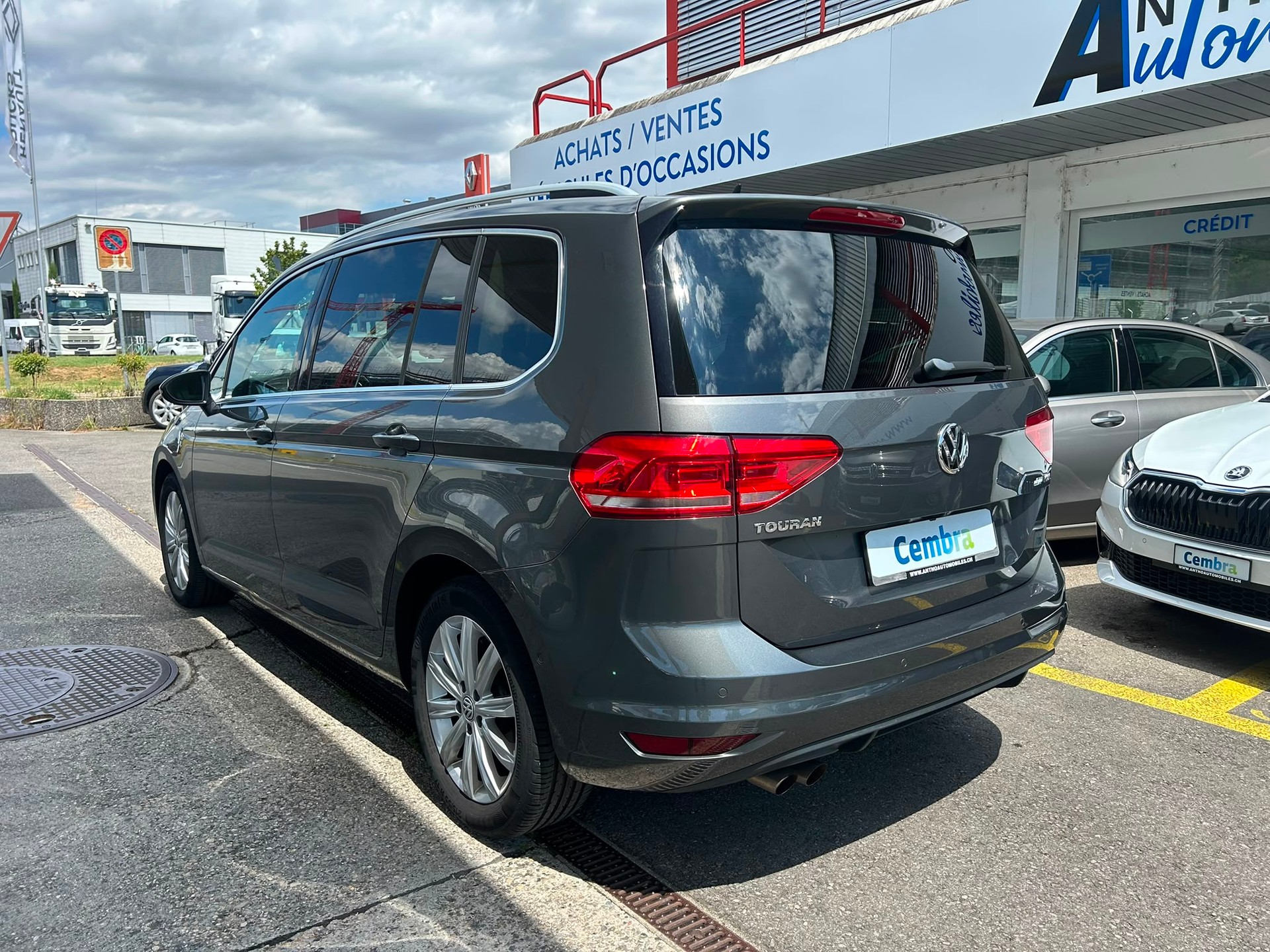 VW Touran 1.4 TSI BlueMotion Technology Highline DSG-image-2
