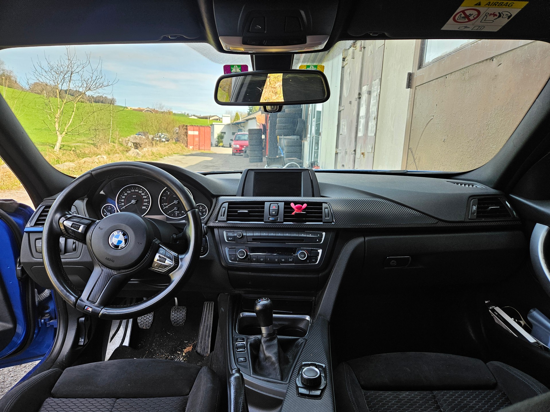BMW 320i-image-3