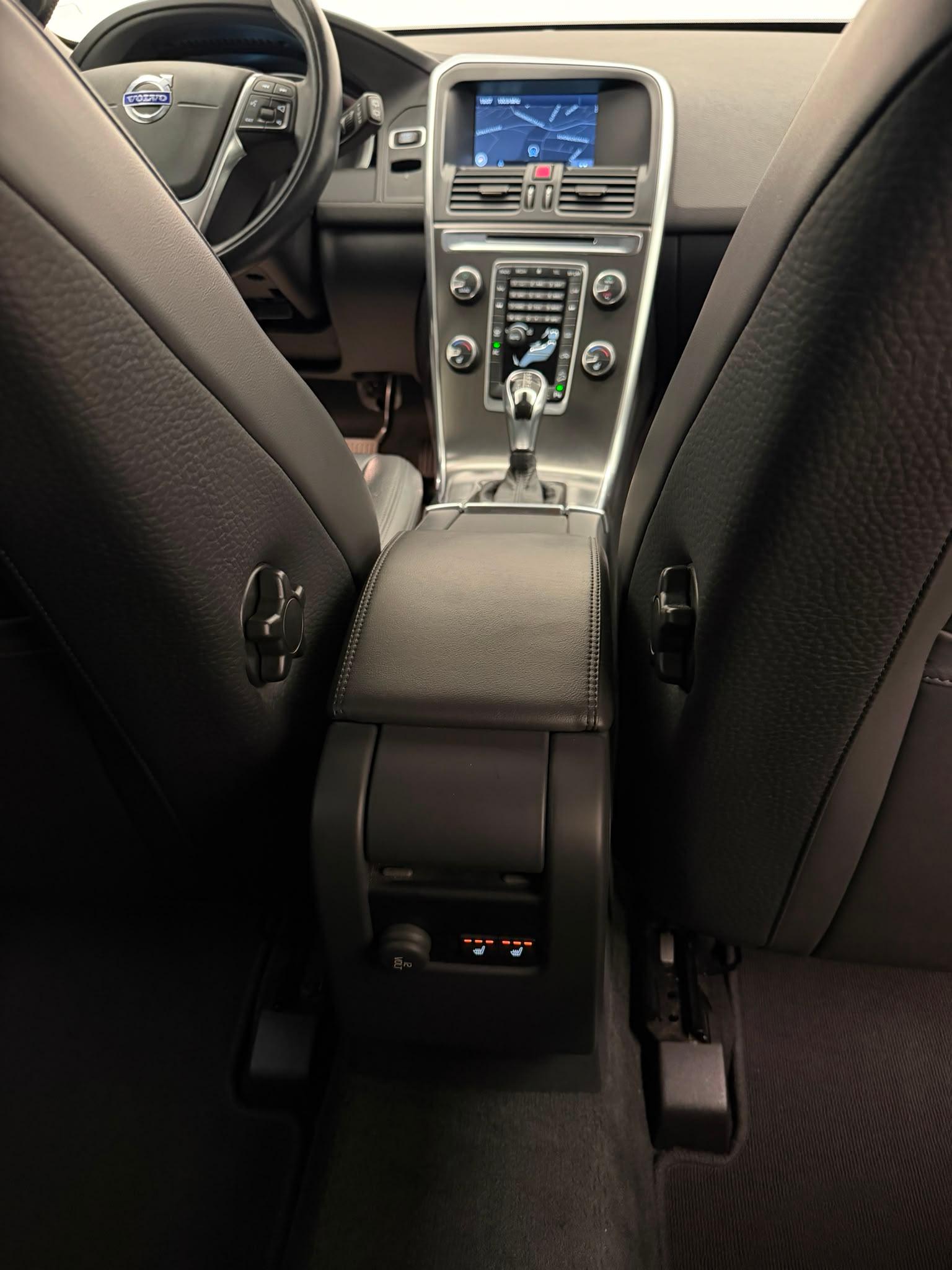 VOLVO XC60 2.4 D5 Summum AWD-image-12