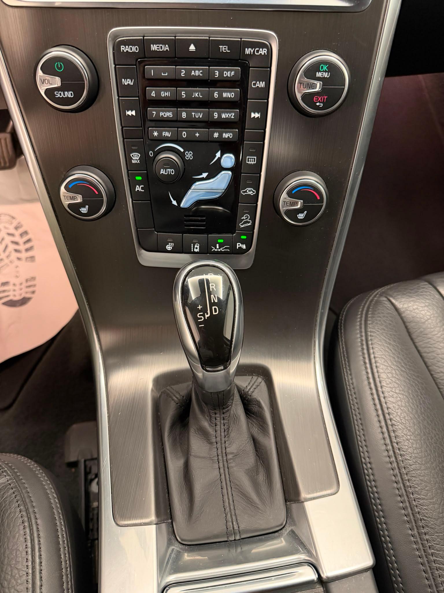 VOLVO XC60 2.4 D5 Summum AWD-image-20
