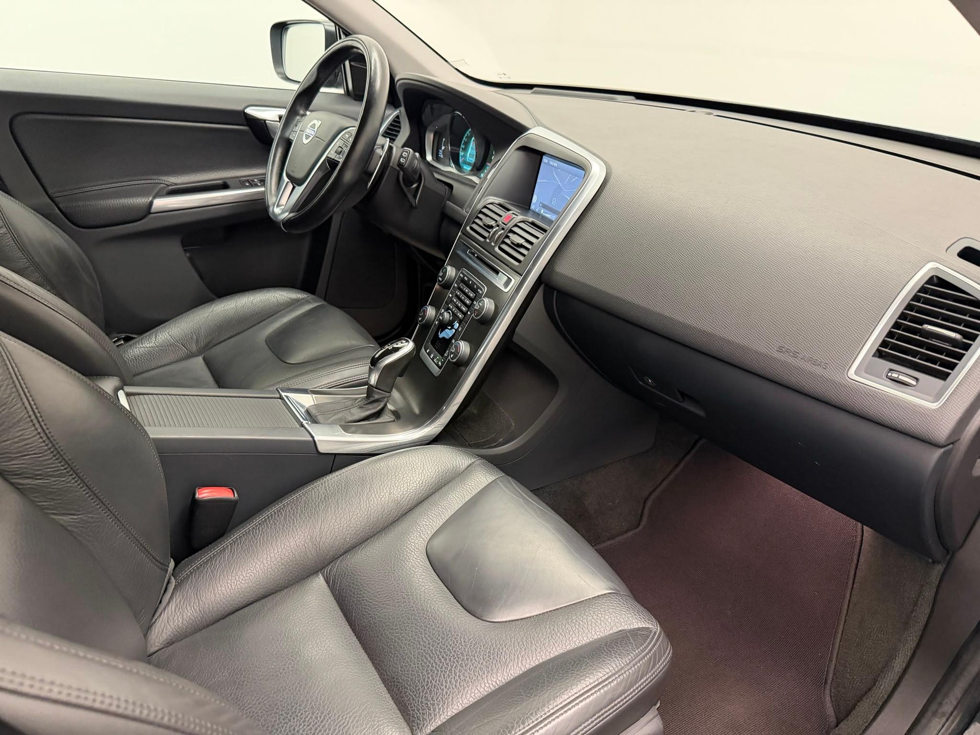 VOLVO XC60 2.4 D5 Summum AWD-image-10