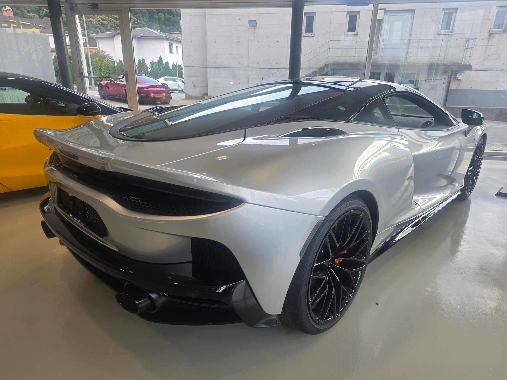 McLAREN New GTS 640cv-image-4