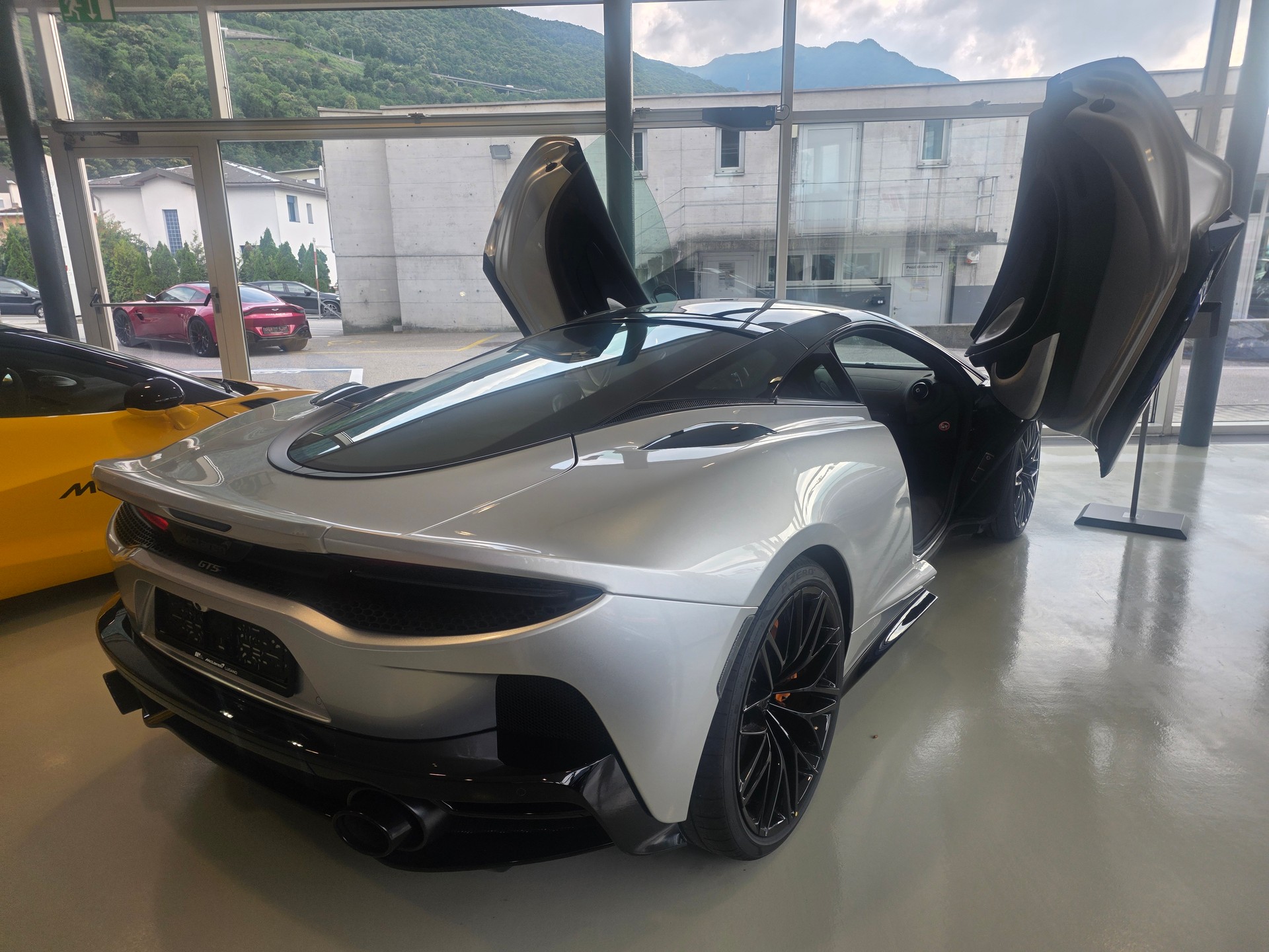 McLAREN New GTS 640cv-image-8