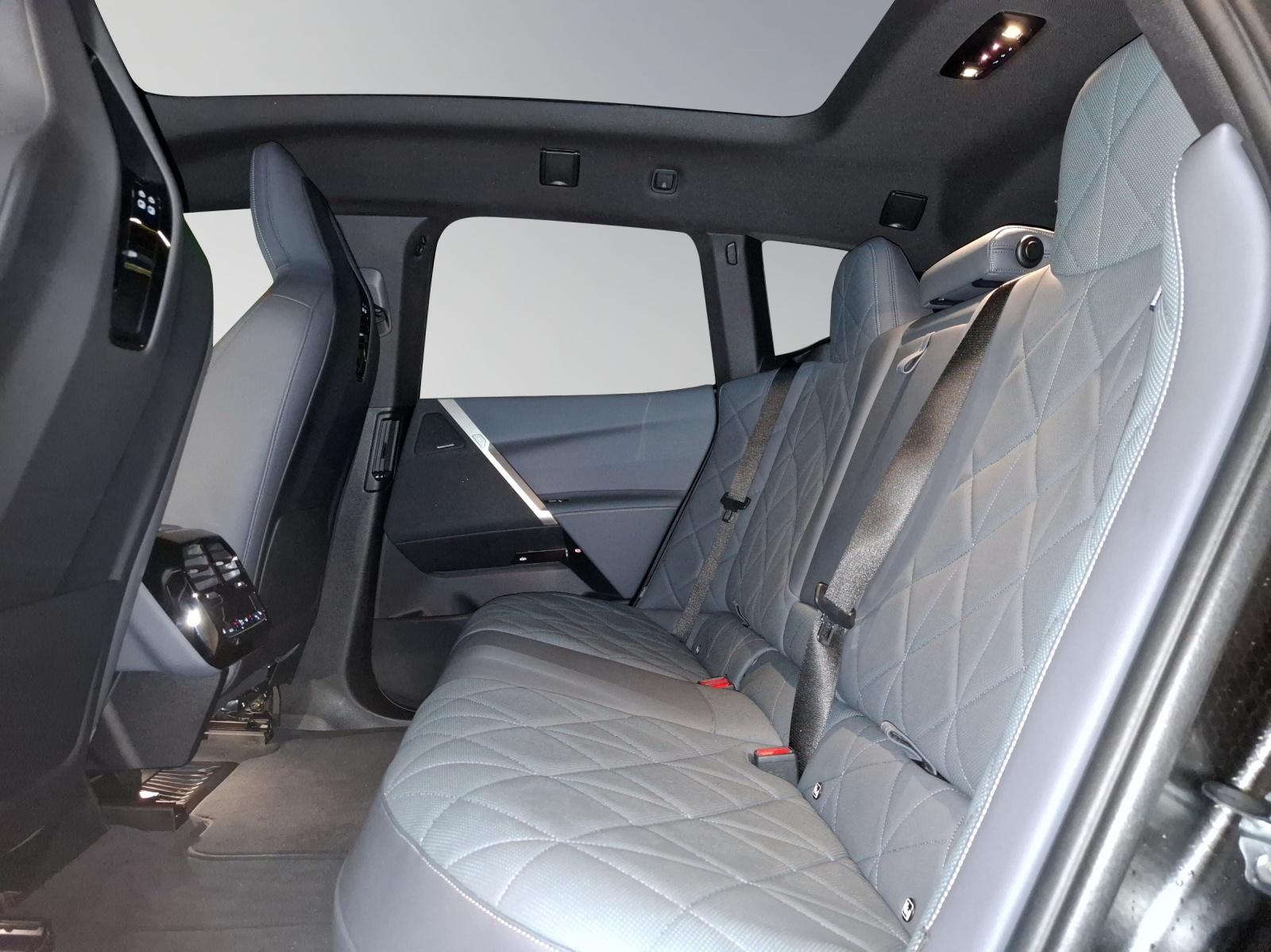 BMW iX xDrive50-image-8
