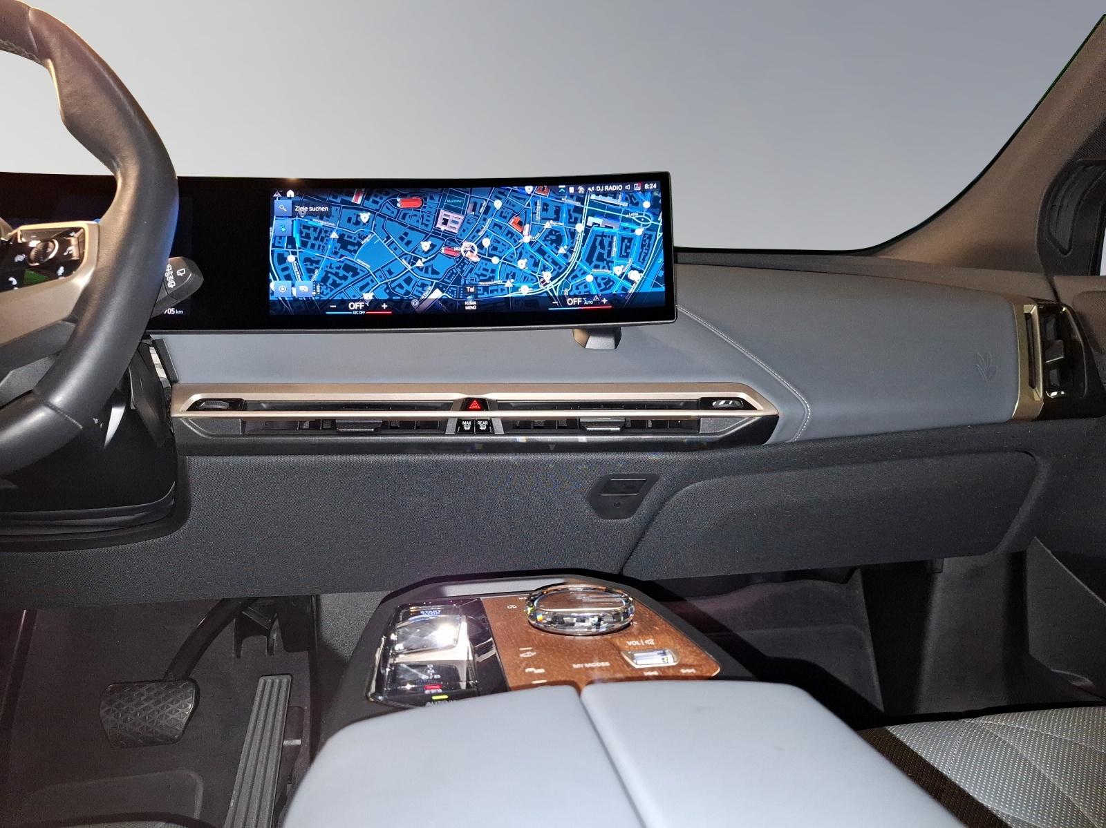 BMW iX xDrive50-image-11