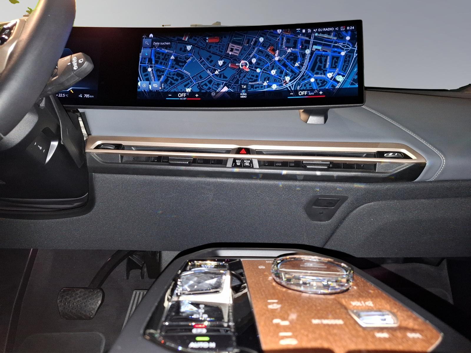 BMW iX xDrive50-image-12