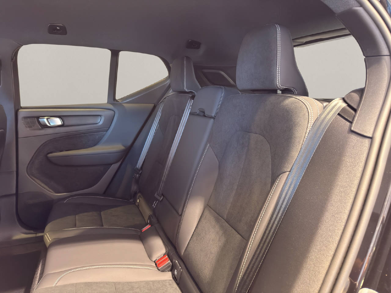 VOLVO XC40 2.0 B3 MH Plus Dark-image-5