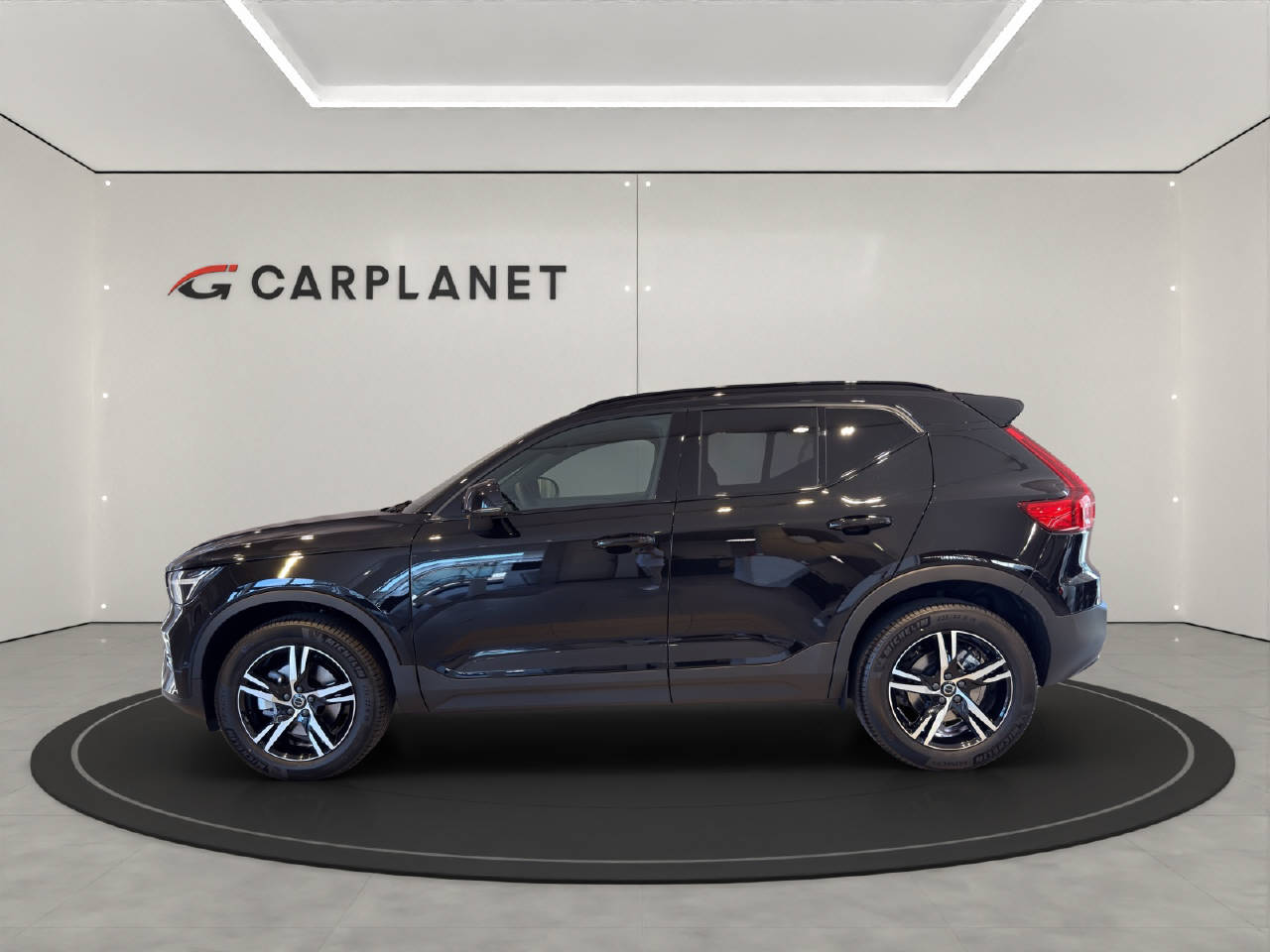 VOLVO XC40 2.0 B3 MH Plus Dark-image-1