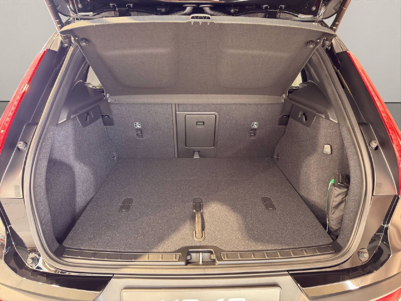 VOLVO XC40 2.0 B3 MH Plus Dark-image-9