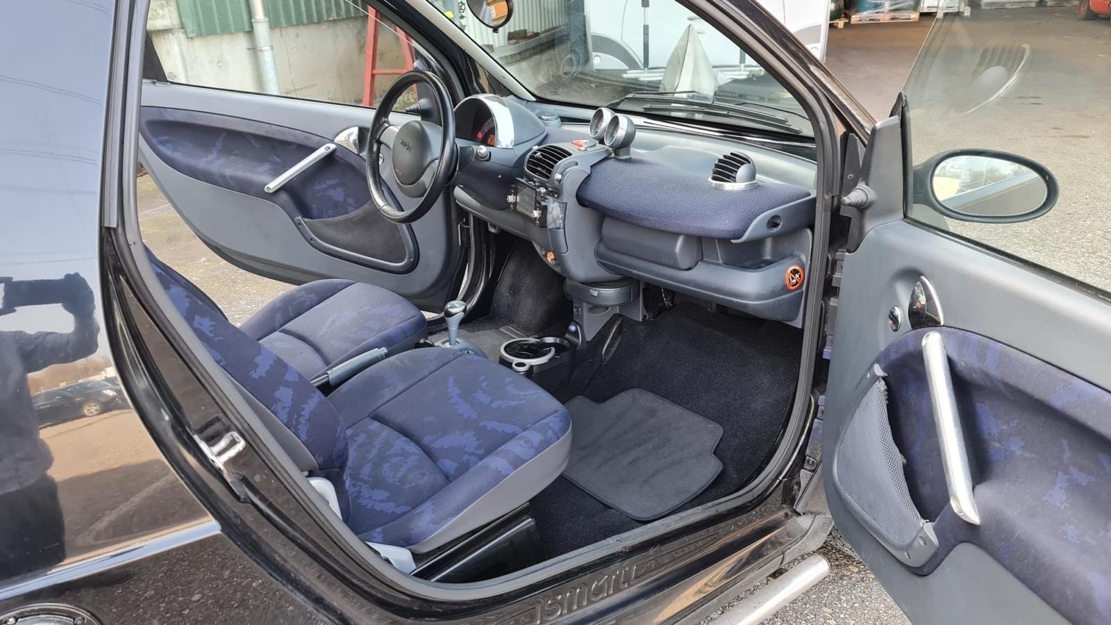 SMART fortwo Cabrio-image-5
