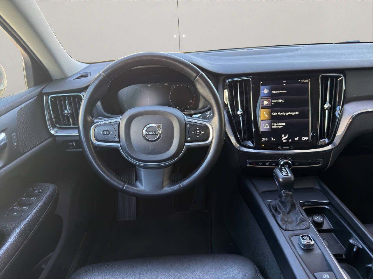 VOLVO V60 2.0 T6 Momentum AWD-image-4