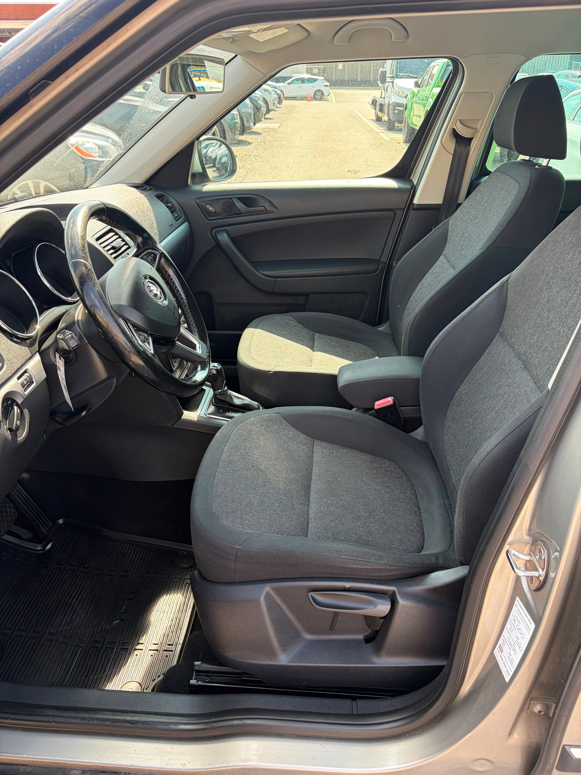 SKODA Yeti 2.0 TDI Active 4x4 DSG-image-8