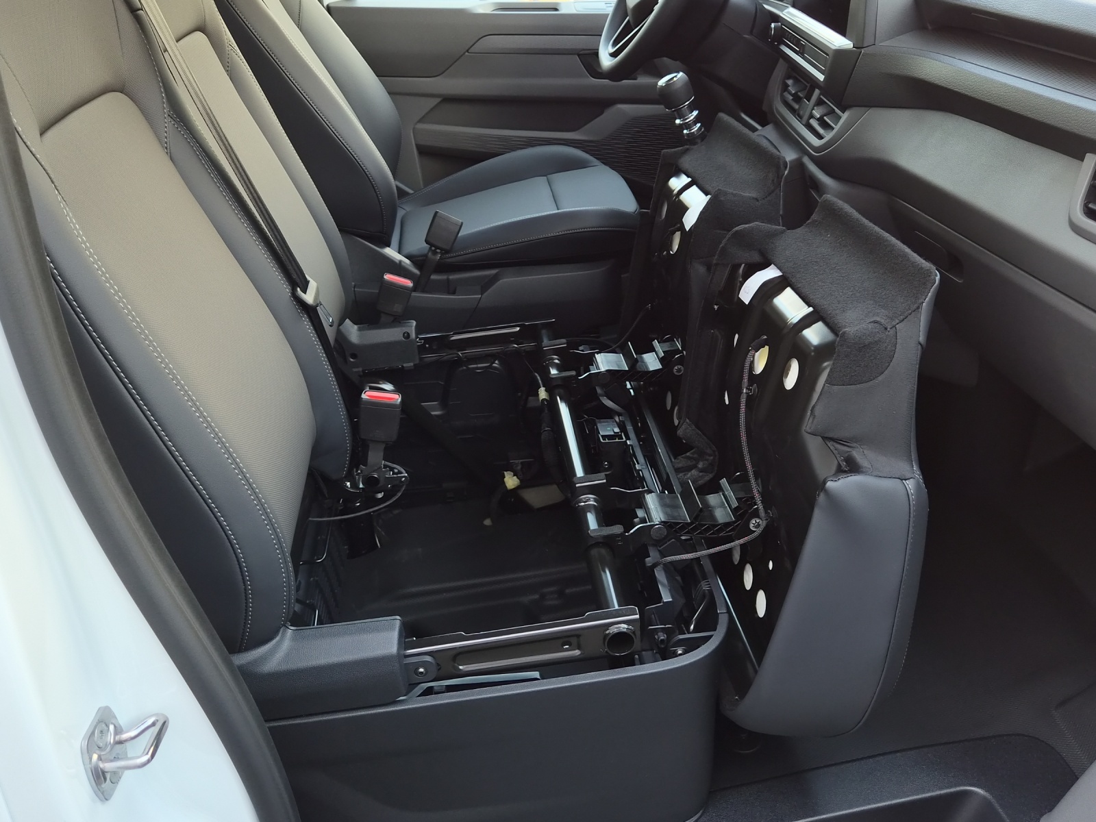 VW Transporter 2.0 TDI-image-14