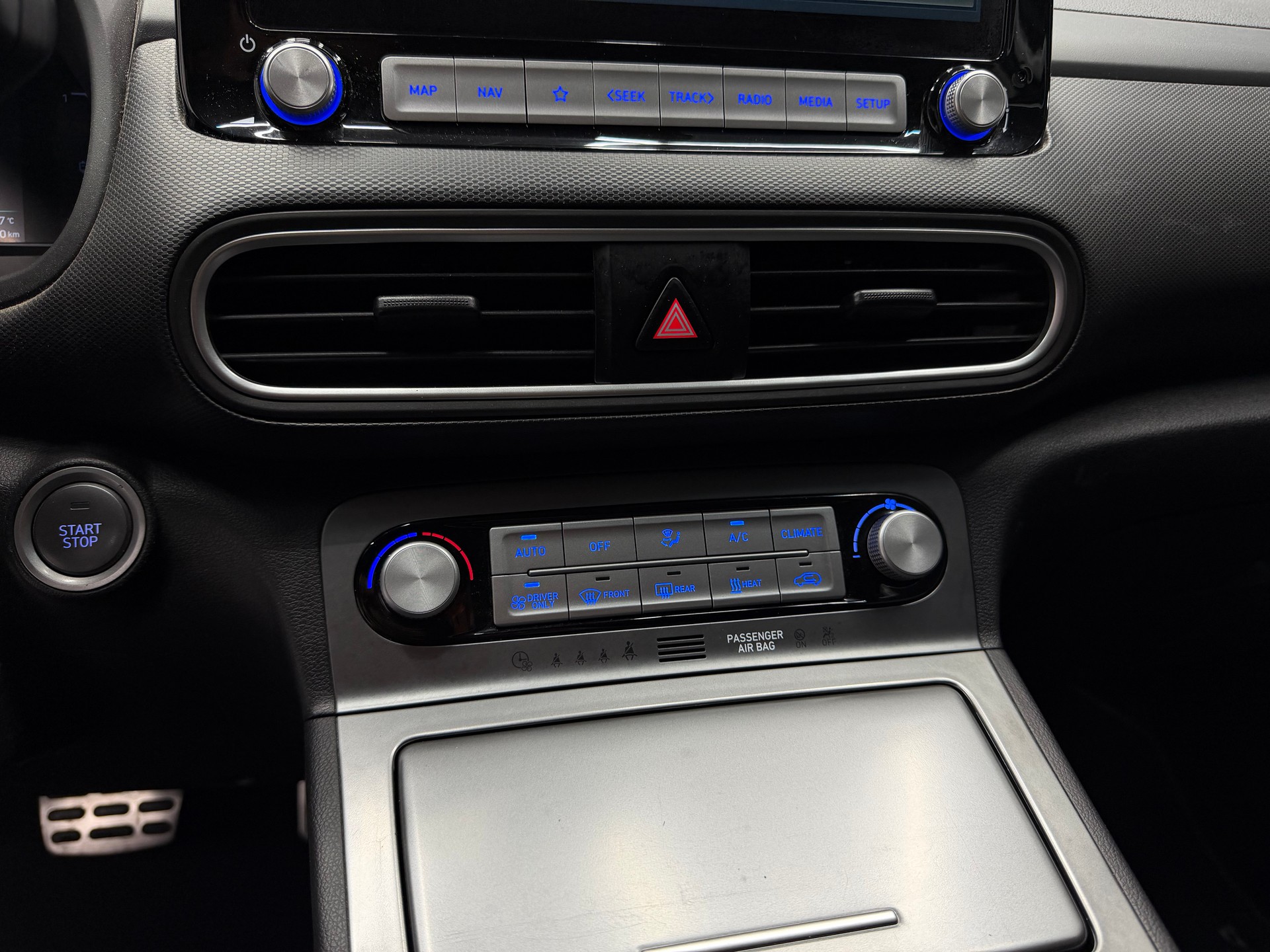 HYUNDAI Kona EV Bluelink Edition-image-16