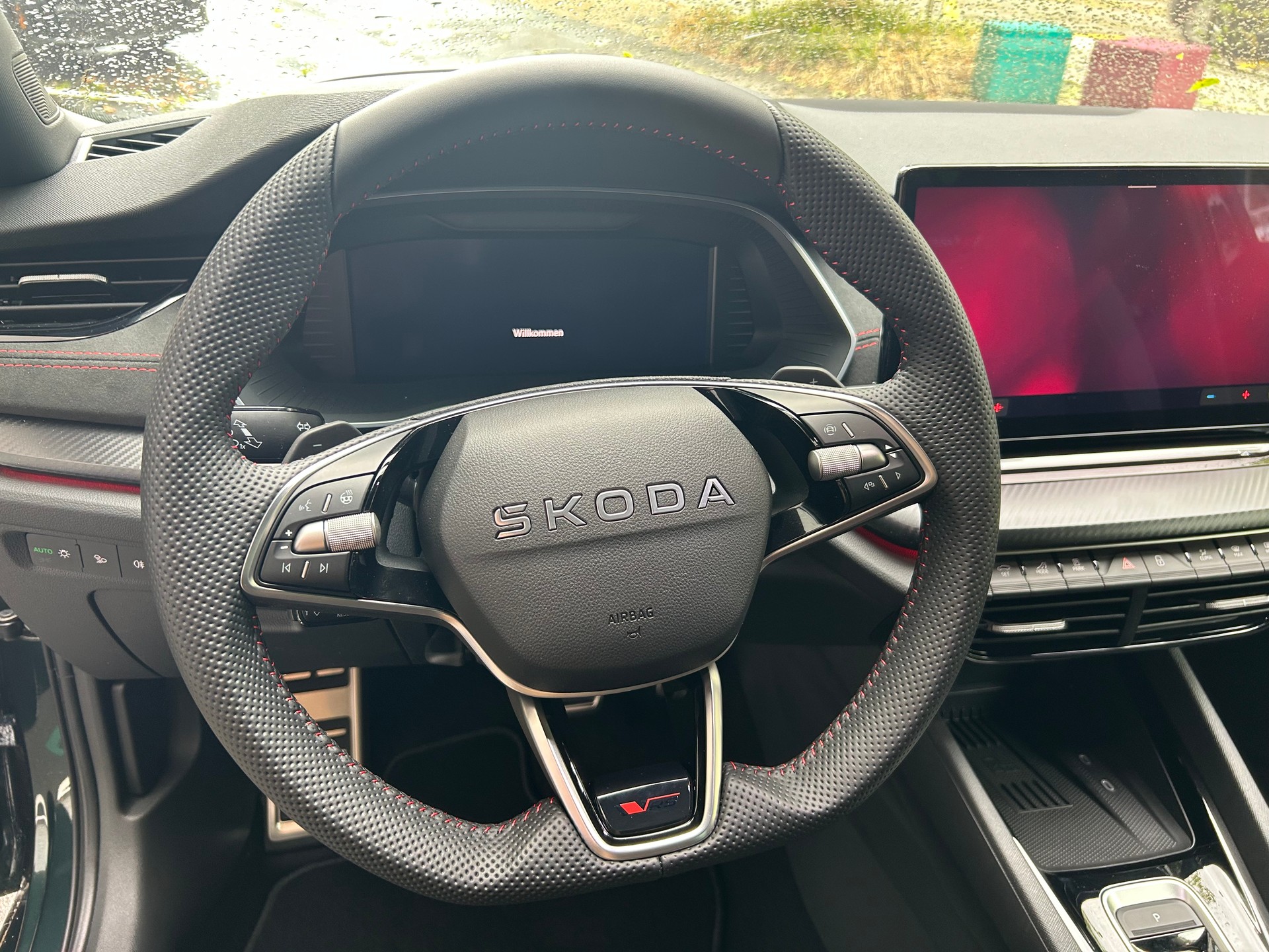 SKODA Octavia Combi 2.0 TSI DSG RS 30 Years Edition-image-8