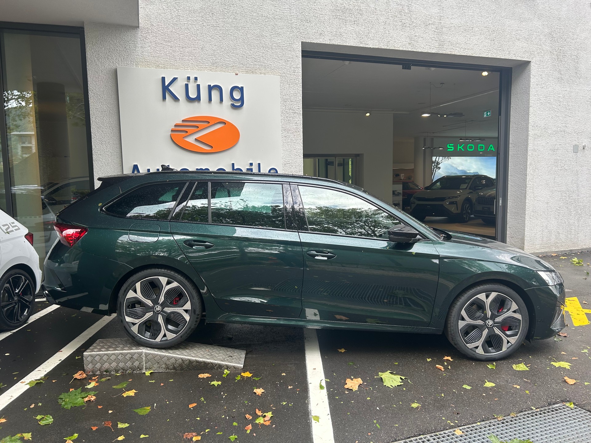 SKODA Octavia Combi 2.0 TSI DSG RS 30 Years Edition-showroom-element-1
