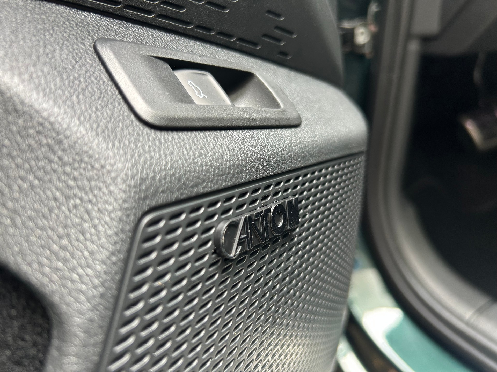 SKODA Octavia Combi 2.0 TSI DSG RS 30 Years Edition-image-9