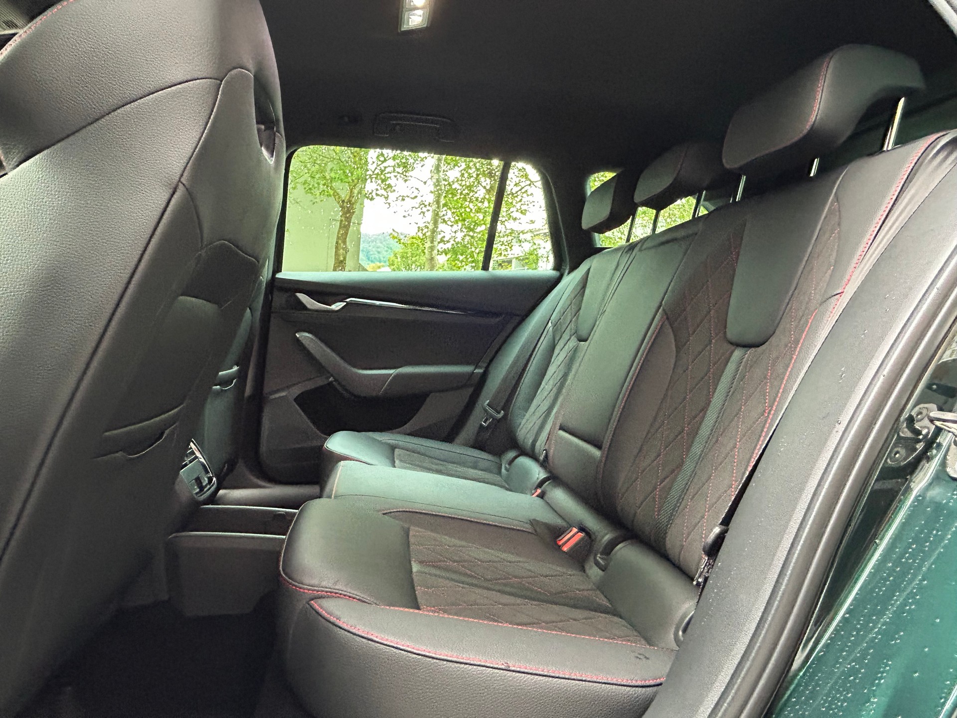 SKODA Octavia Combi 2.0 TSI DSG RS 30 Years Edition-image-14
